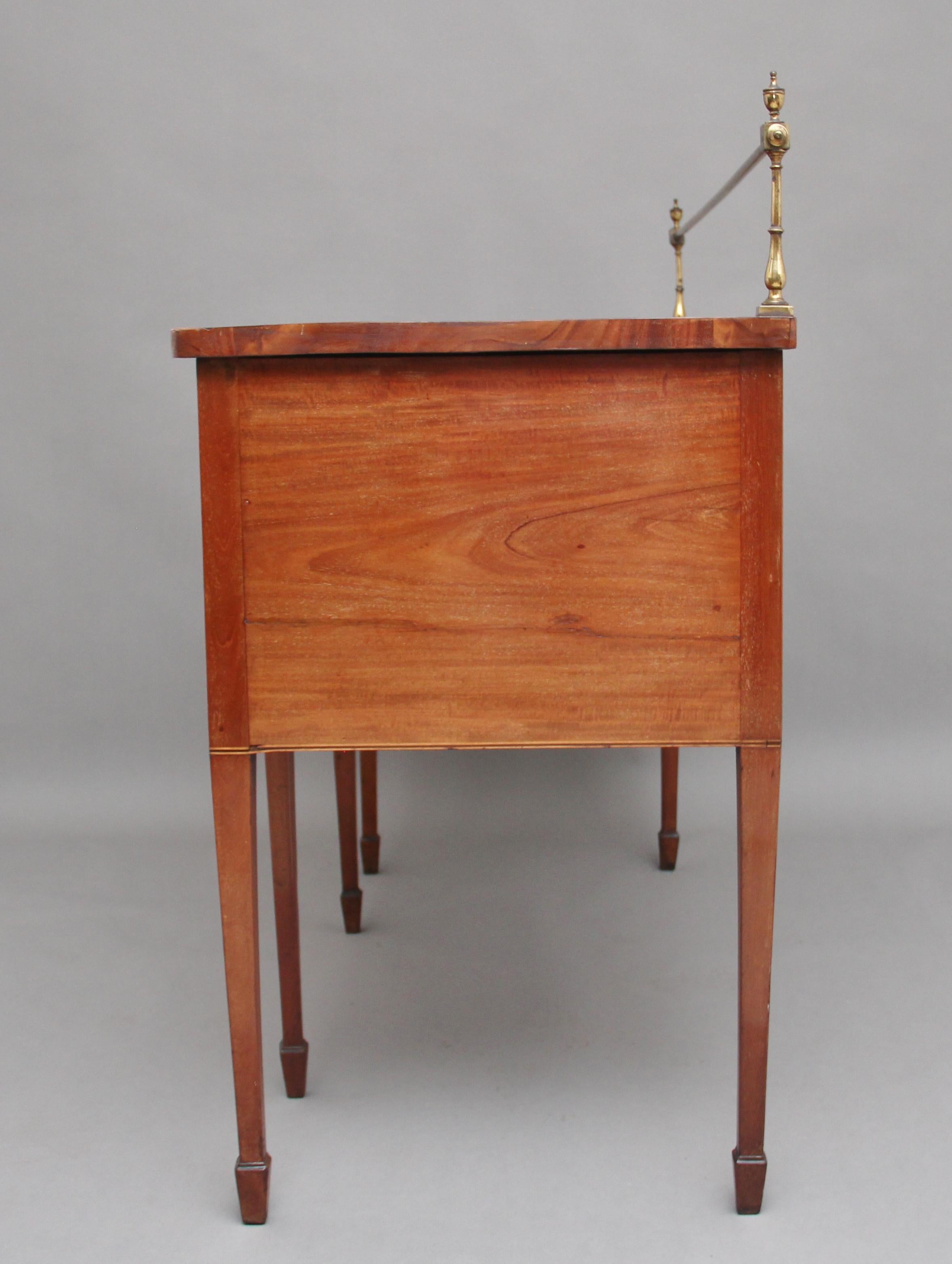 Early 19th Century Mahogany Inlaid Serpentine Sideboard In Good Condition For Sale In Martlesham, GB