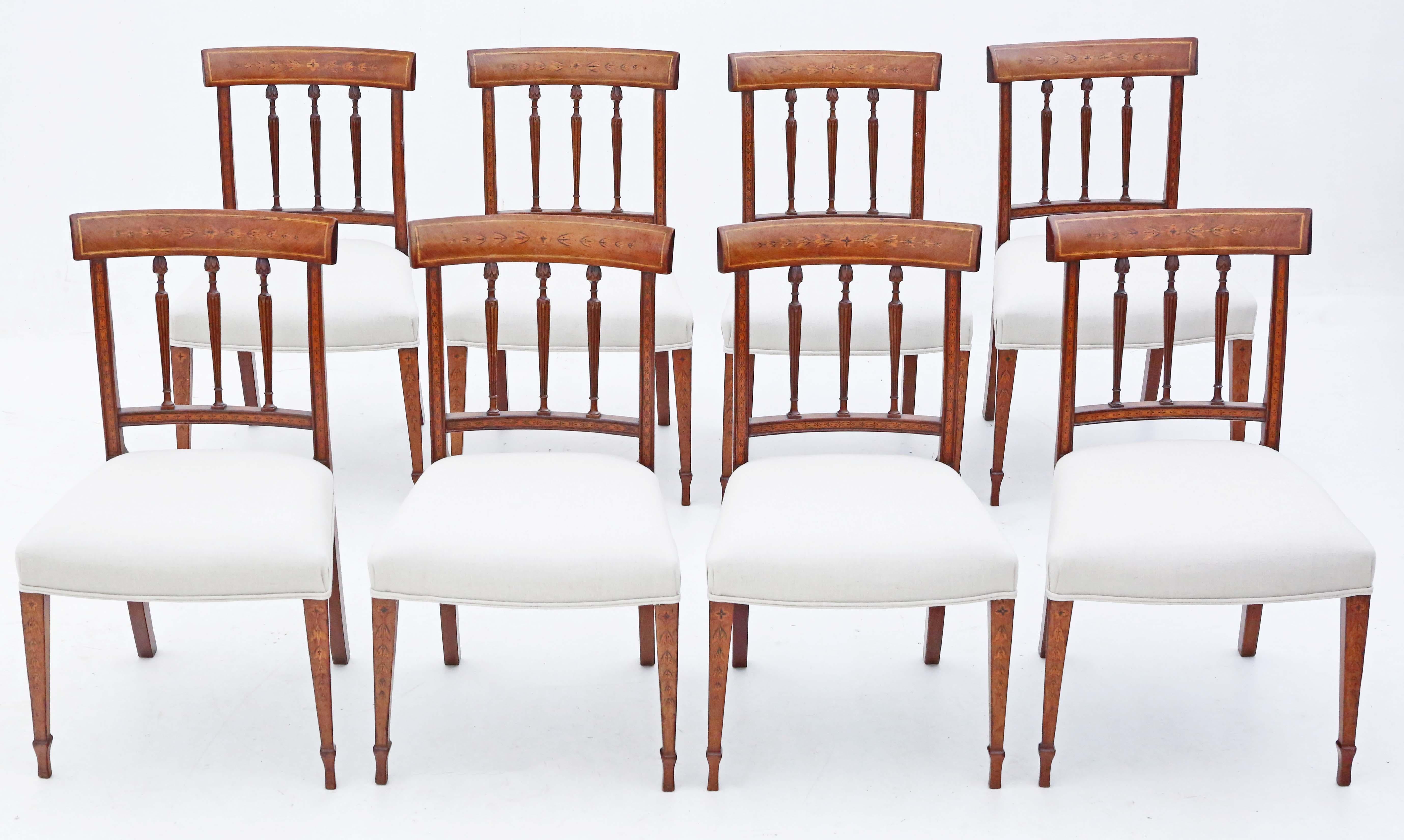 Entdecken Sie die exquisite Handwerkskunst dieses seltenen Satzes von 8 Mahagoni-Esszimmerstühlen mit Intarsien aus dem frühen 19. Jahrhundert. Diese Stühle zeichnen sich durch ein schlichtes, aber elegantes Design aus, das Raffinesse und zeitlosen