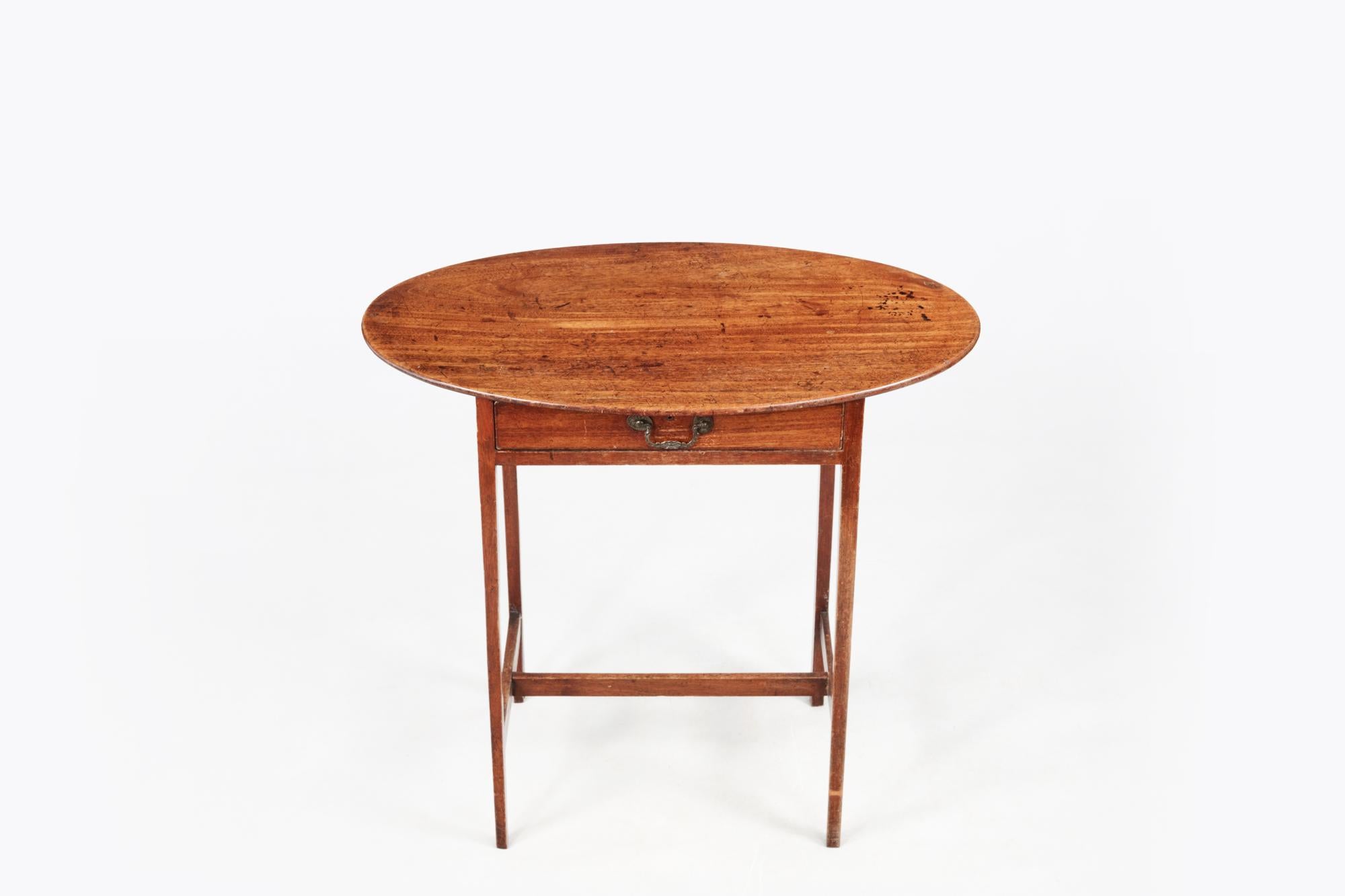 Early 19th Century Mahogany Oval-Topped Occasional Table In Good Condition For Sale In Dublin 8, IE