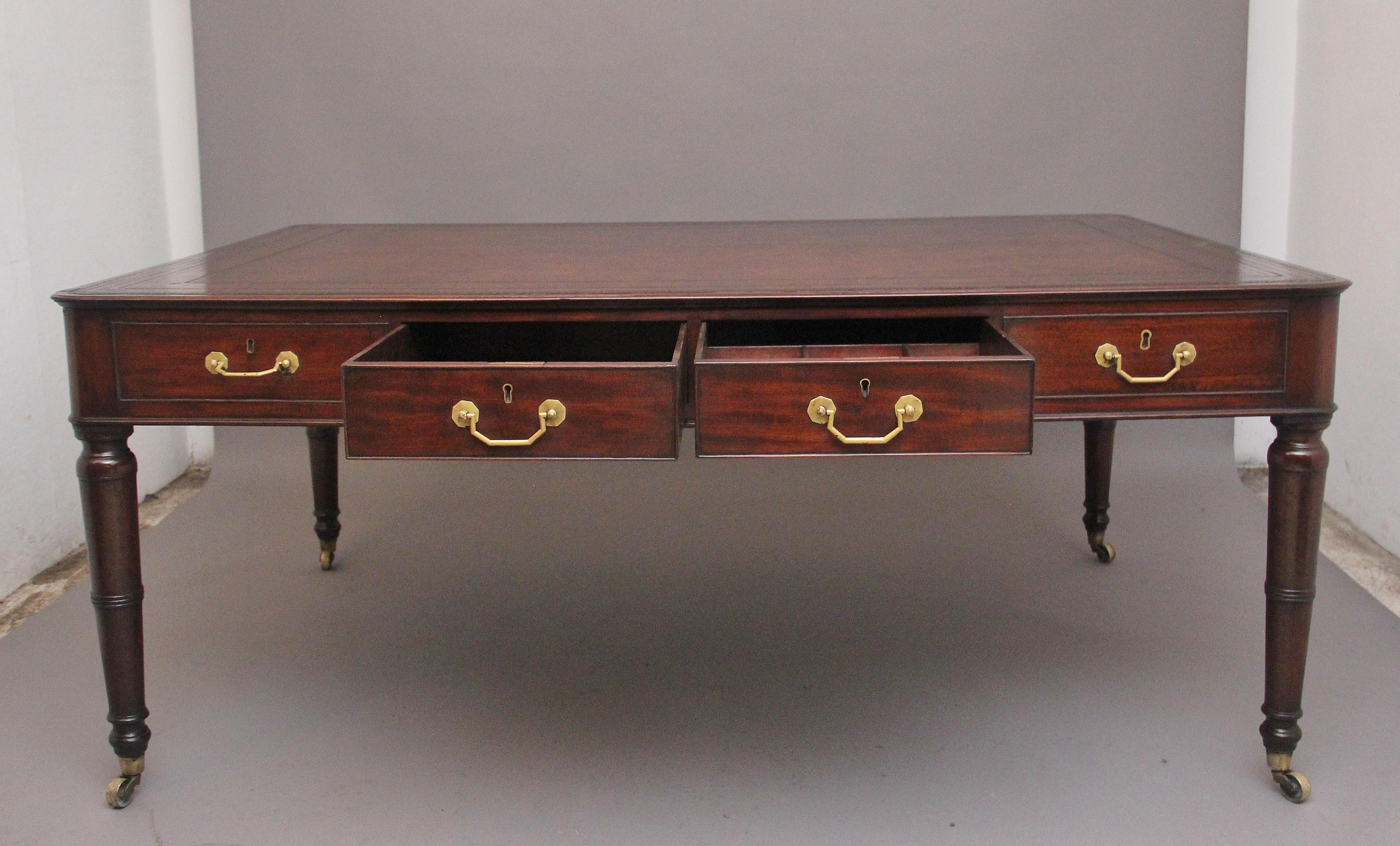 Un grand et impressionnant bureau à partenaires en acajou du début du 19ème siècle de l'époque géorgienne, le dessus à bord moulé avec une surface d'écriture en cuir havane foncé décorée avec des outils aveugles et dorés, en dessous avec une