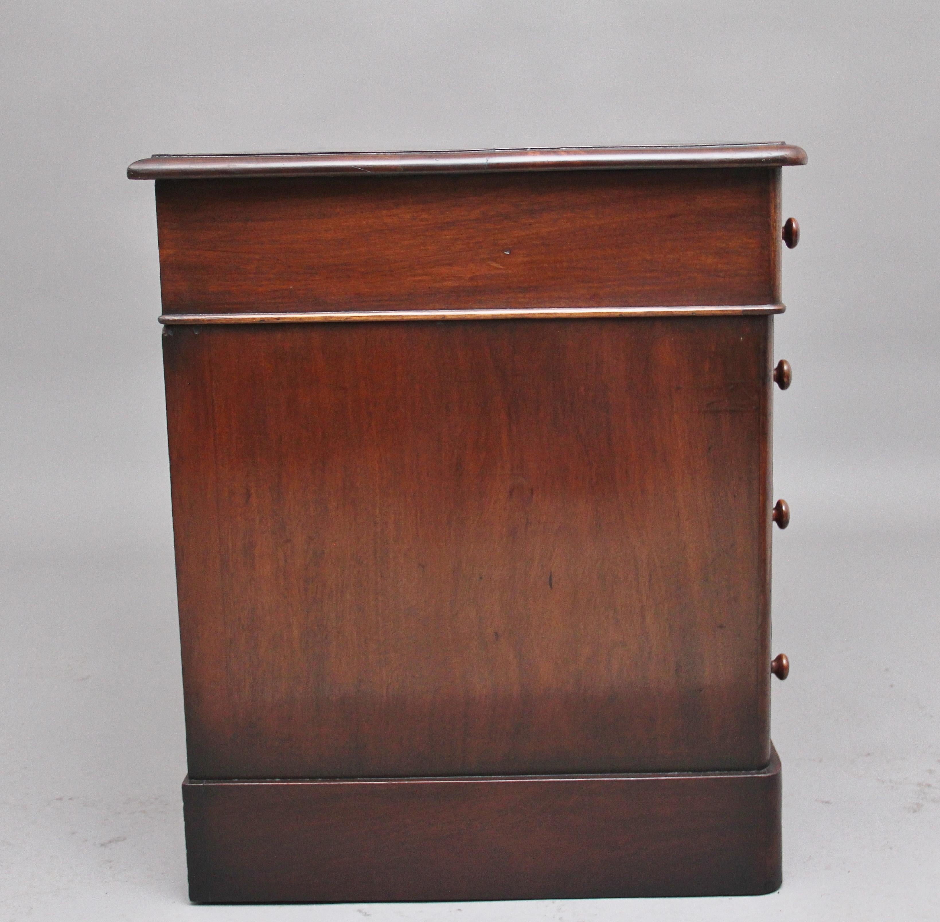 British Early 19th Century Mahogany Pedestal Desk For Sale