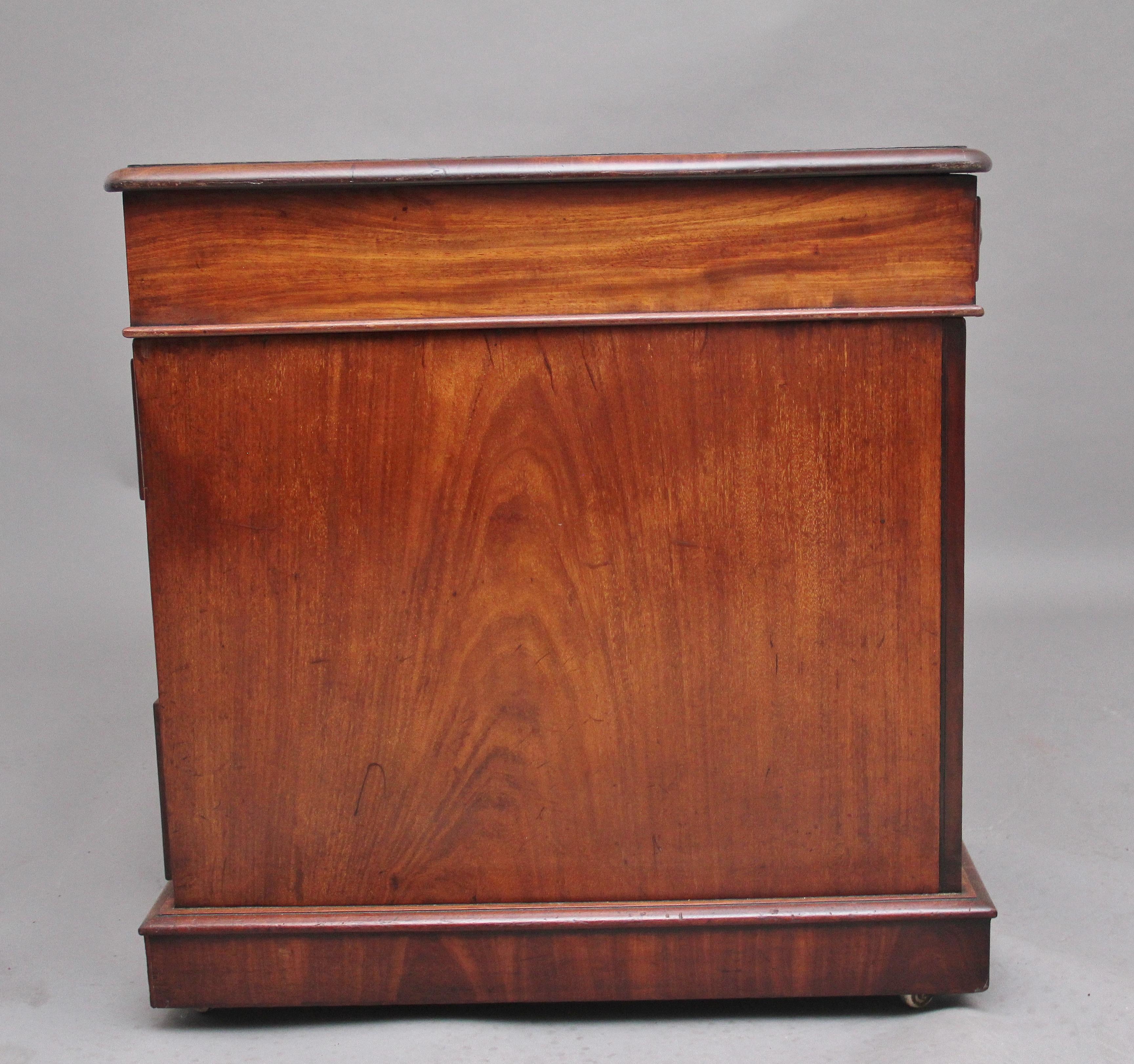 Early 19th Century Mahogany Pedestal Desk 1