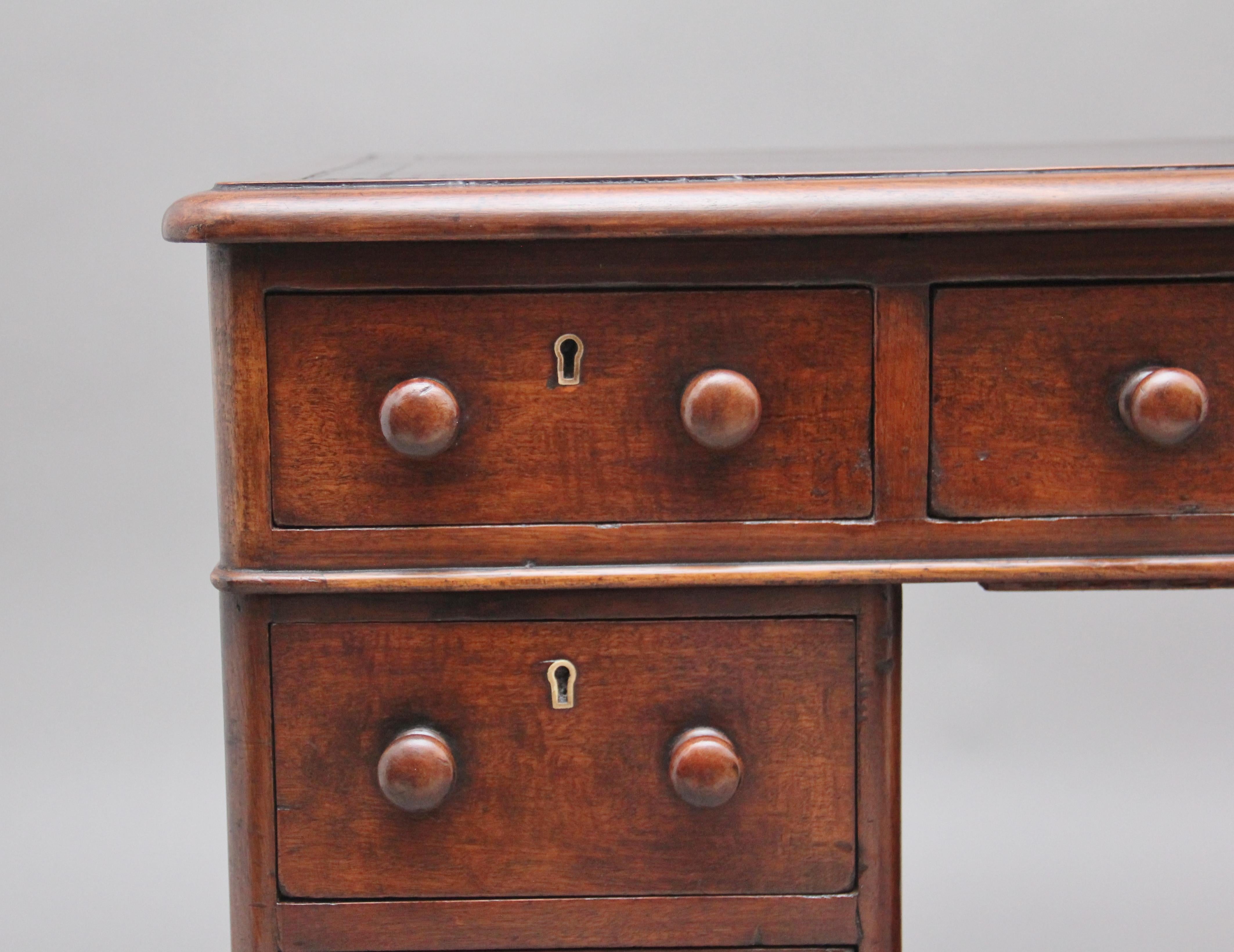 Early 19th Century Mahogany Pedestal Desk For Sale 1