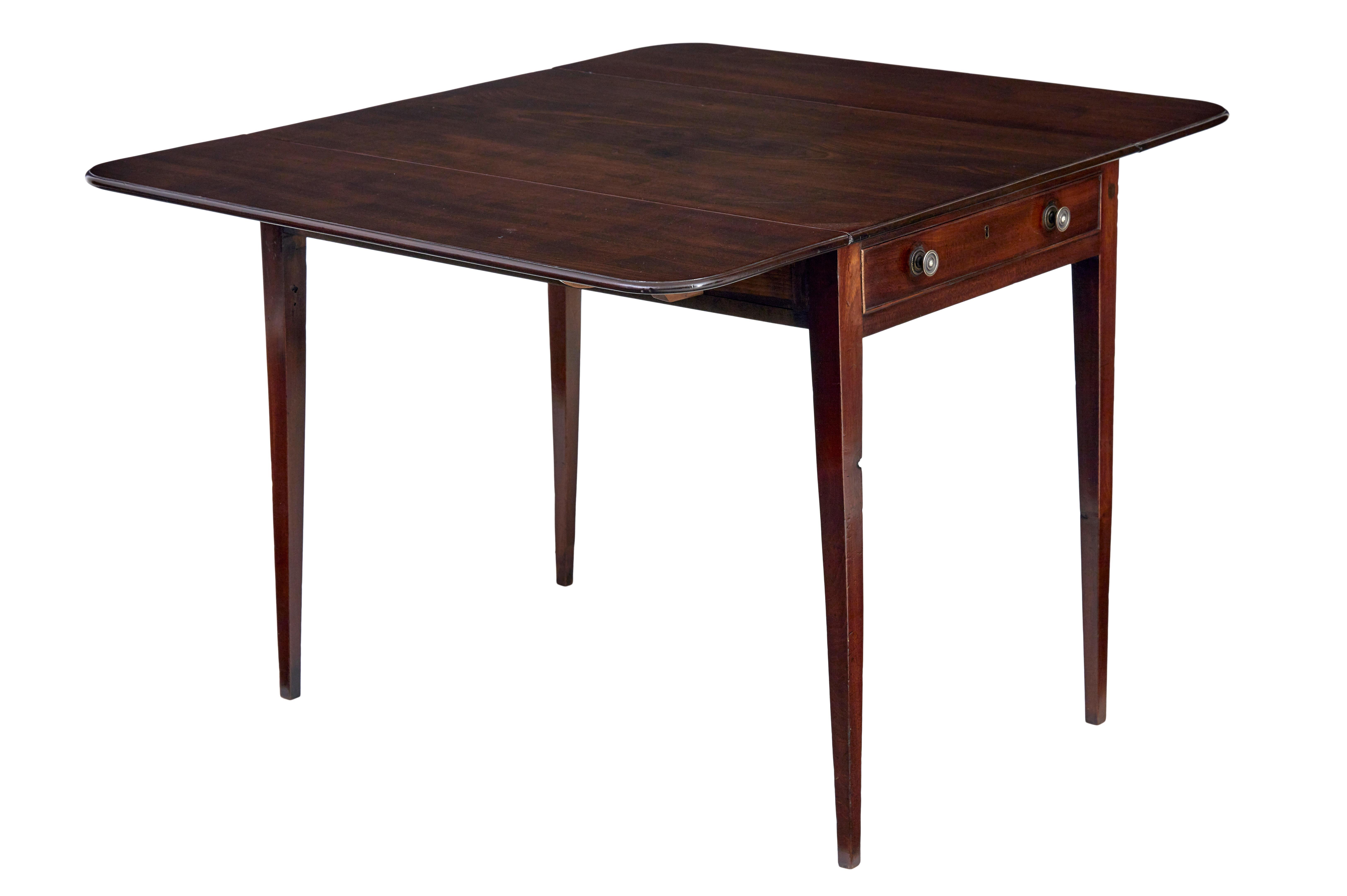 Mahagoni-Tisch aus dem frühen 19. Jahrhundert, um 1800.

Kleiner Pembroke-Tisch aus der georgianischen Epoche in guter Qualität, ideal für die meisten ROOMS im Haus oder sogar als gelegentlicher Esstisch.  Einzelne Schublade auf der Vorderseite. 