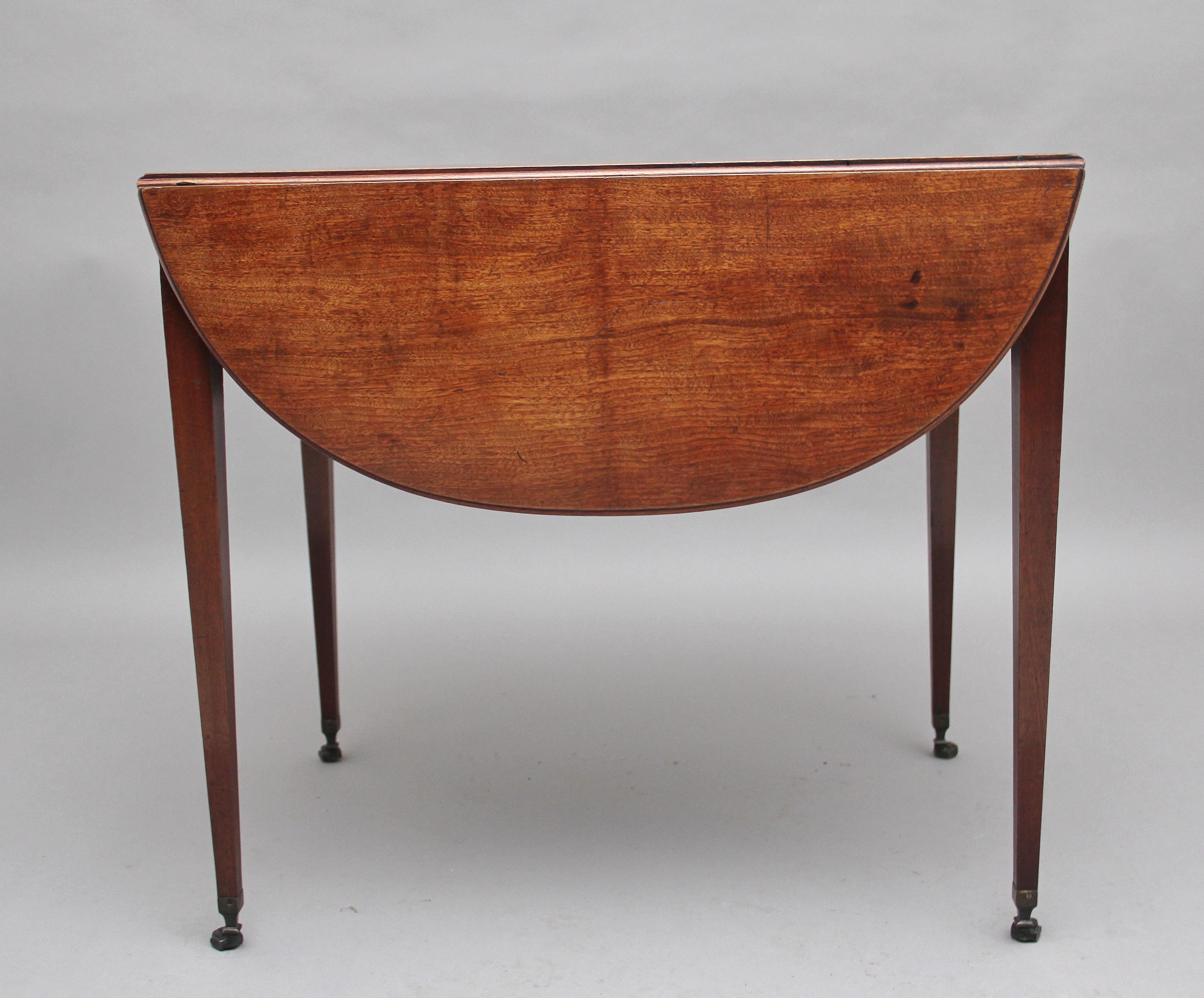 Début du XIXe siècle Table de Pembroke en acajou du début du XIXe siècle en vente