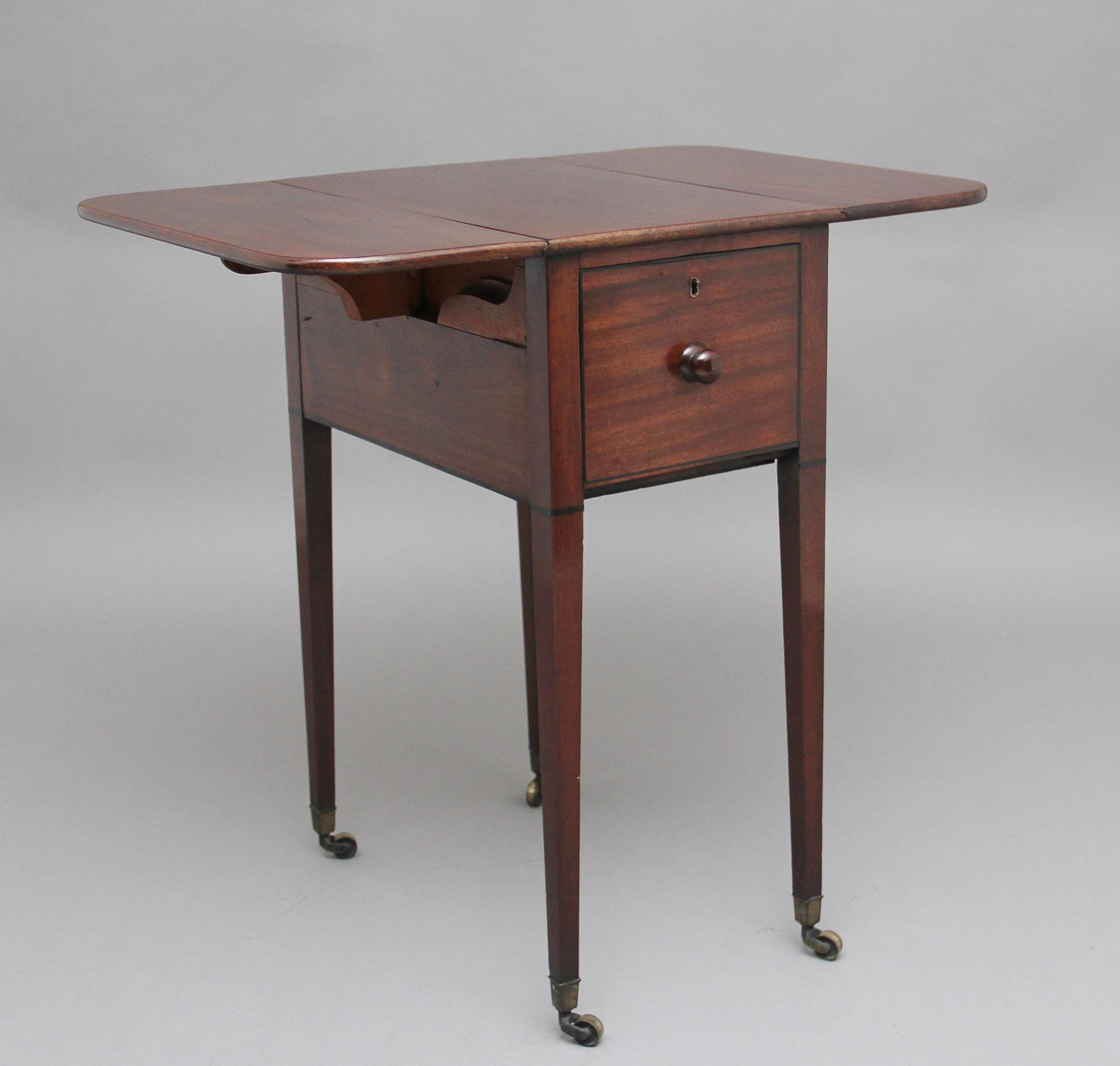 Early 19th Century Mahogany Pembroke Table For Sale 1