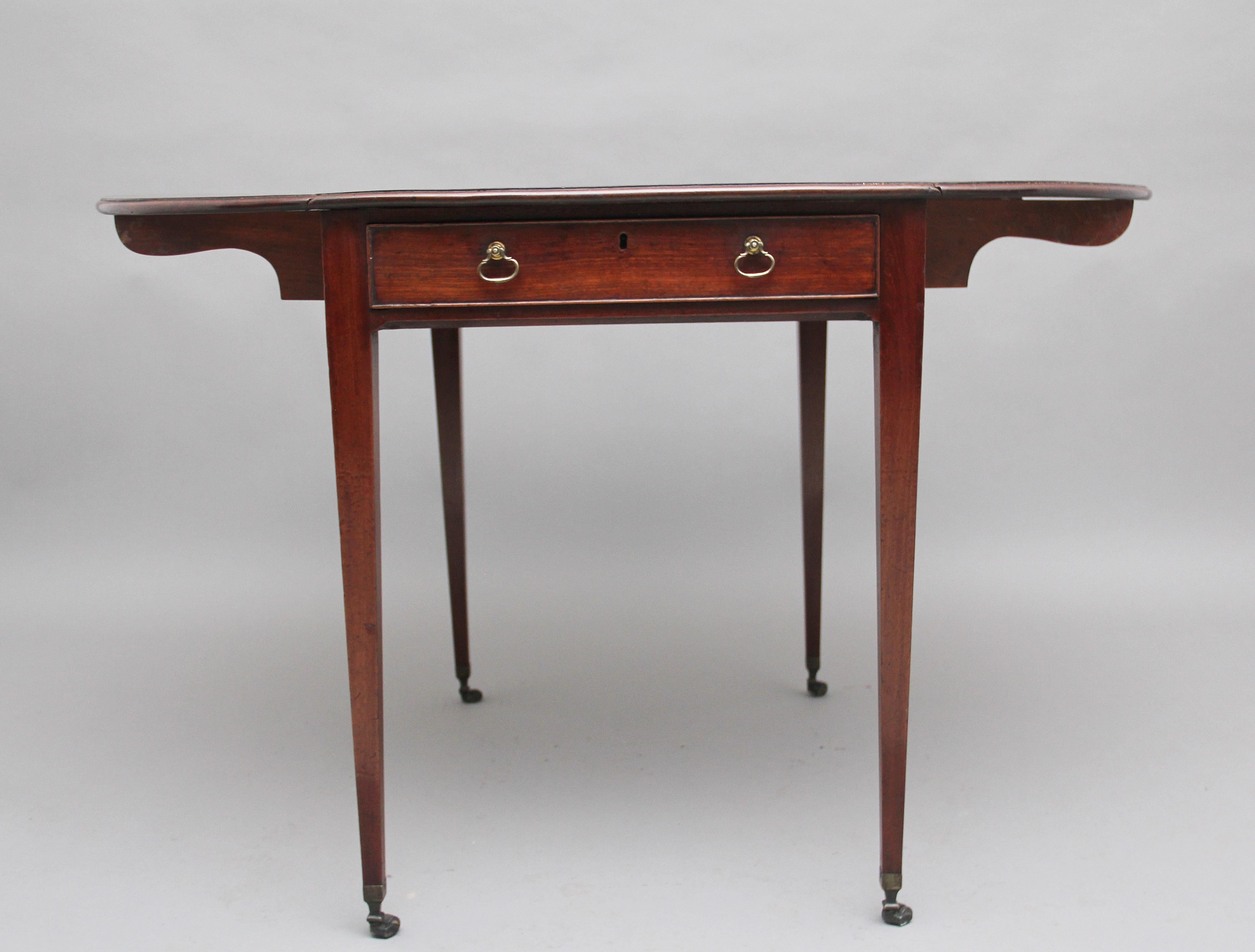 Early 19th Century Mahogany Pembroke Table For Sale 3