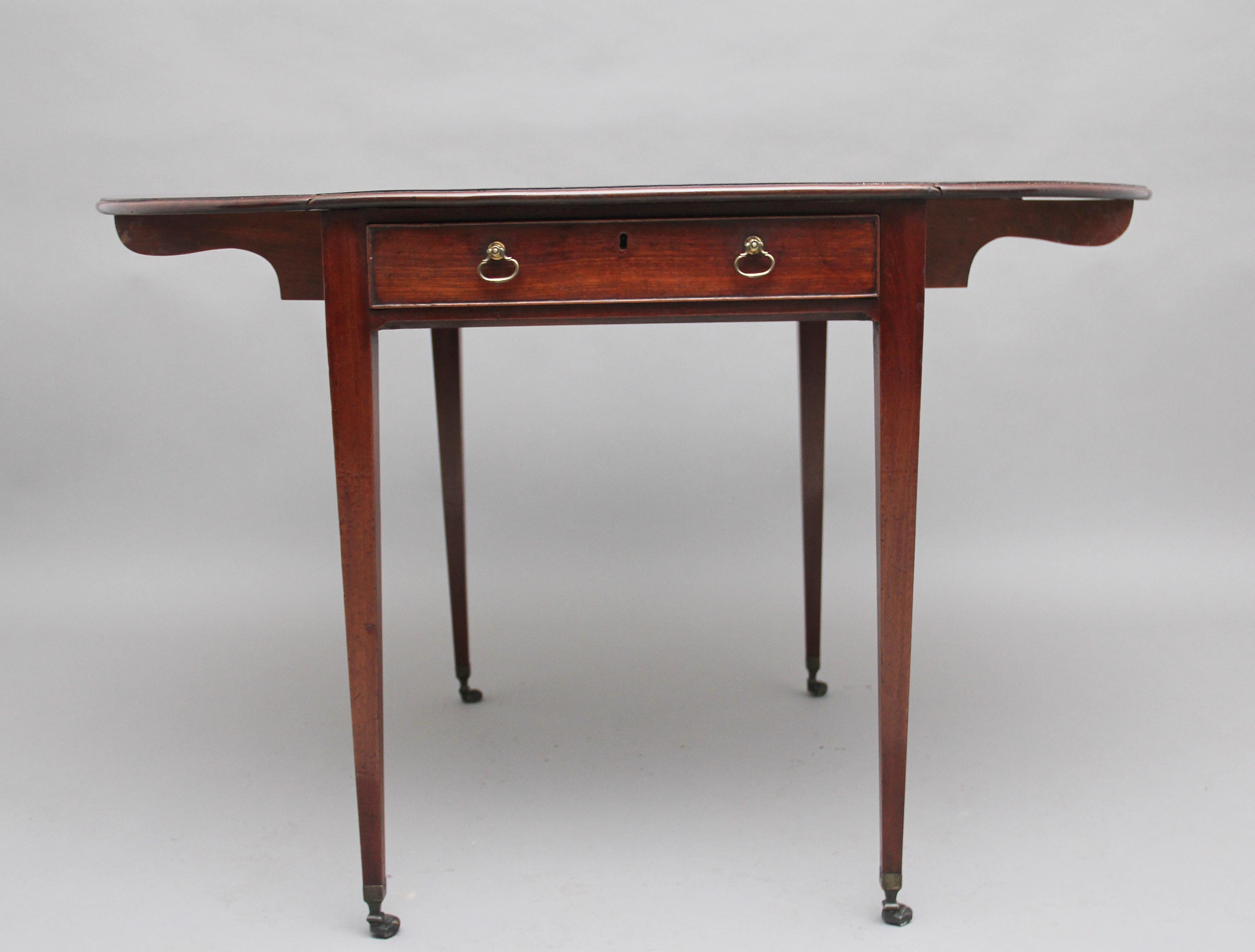 Table de Pembroke en acajou du début du XIXe siècle en vente 1