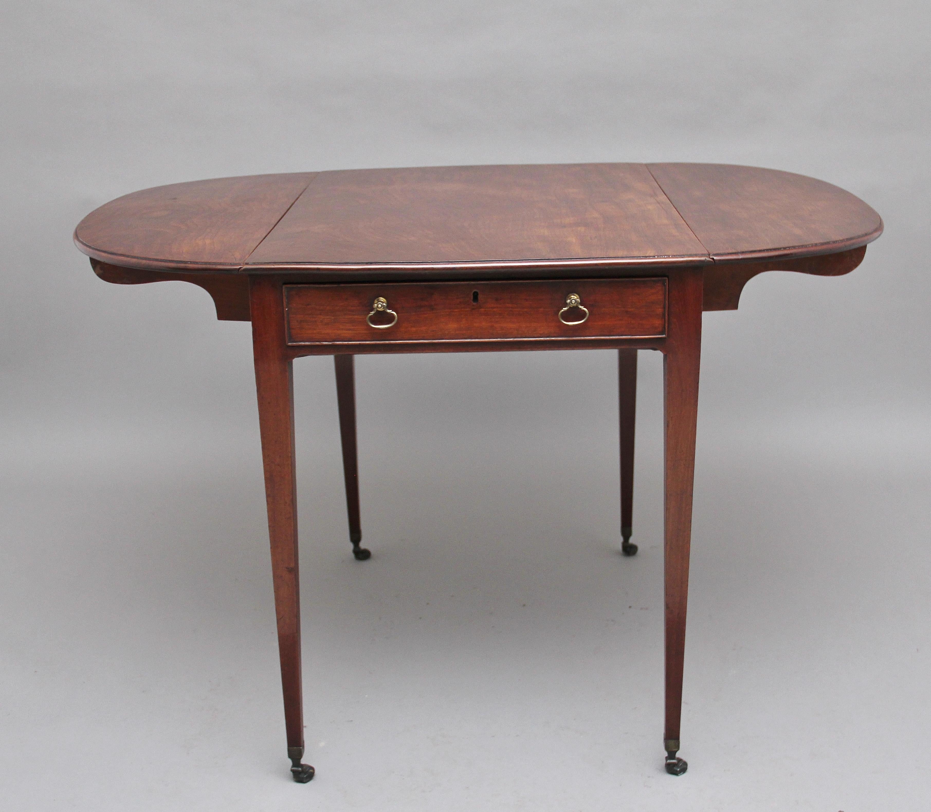 Table de Pembroke en acajou du début du XIXe siècle en vente 2