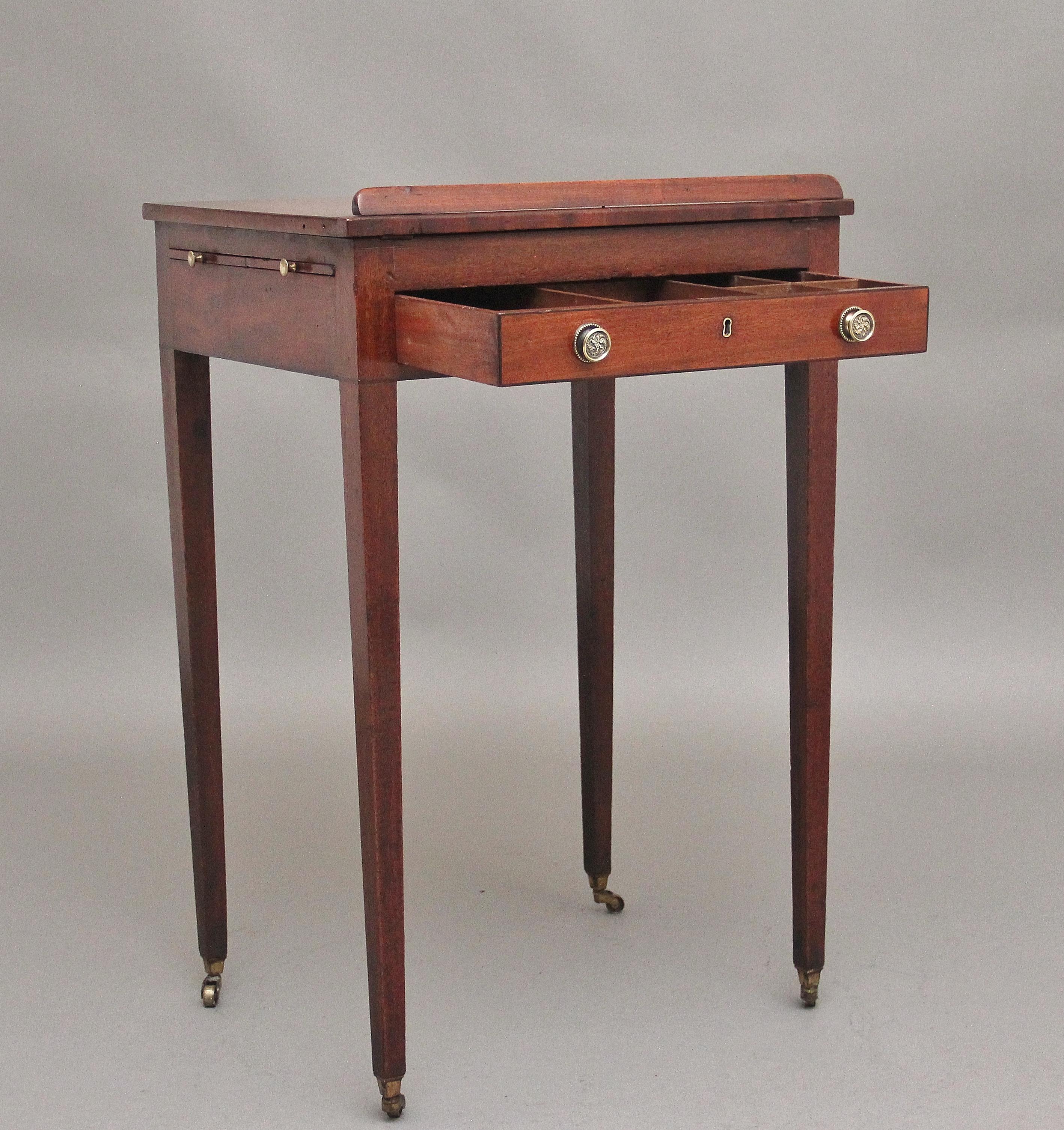 Milieu du XIXe siècle Table de lecture en acajou du début du 19e siècle en vente