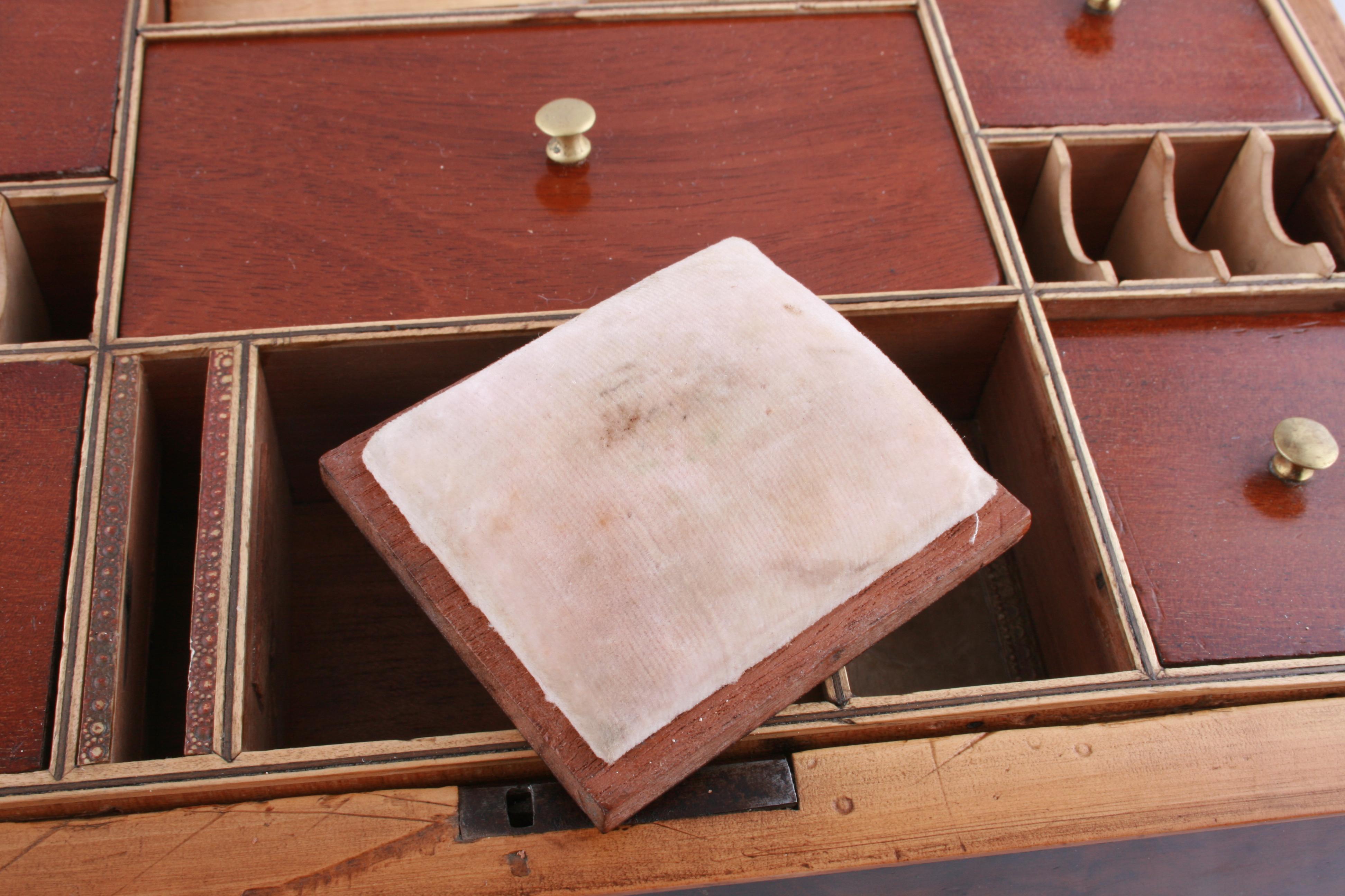 Early 19th Century Mahogany Sewing Box For Sale 3