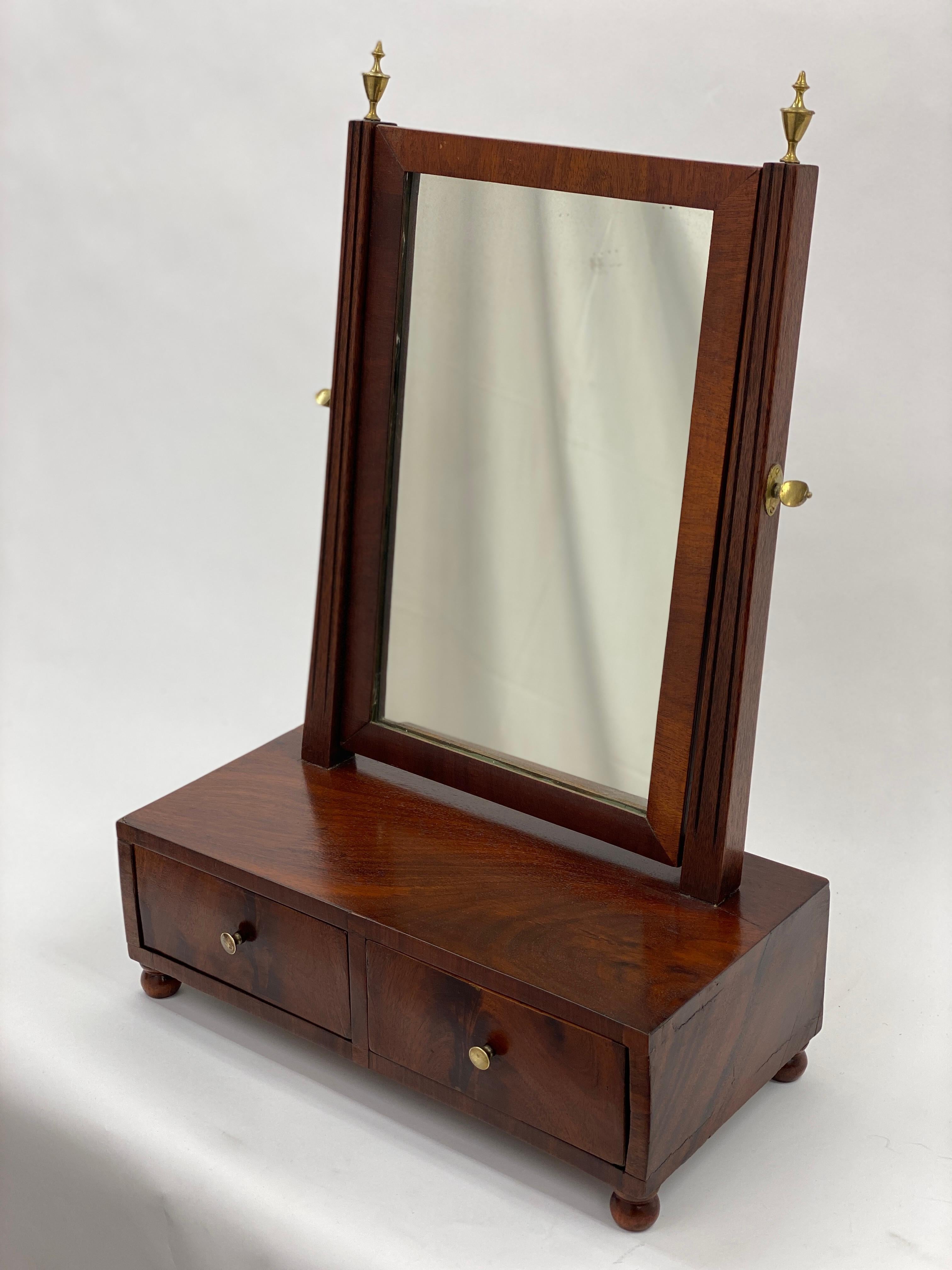Sheraton Miroir à abat-jour en acajou du début du XIXe siècle, vers 1810 en vente