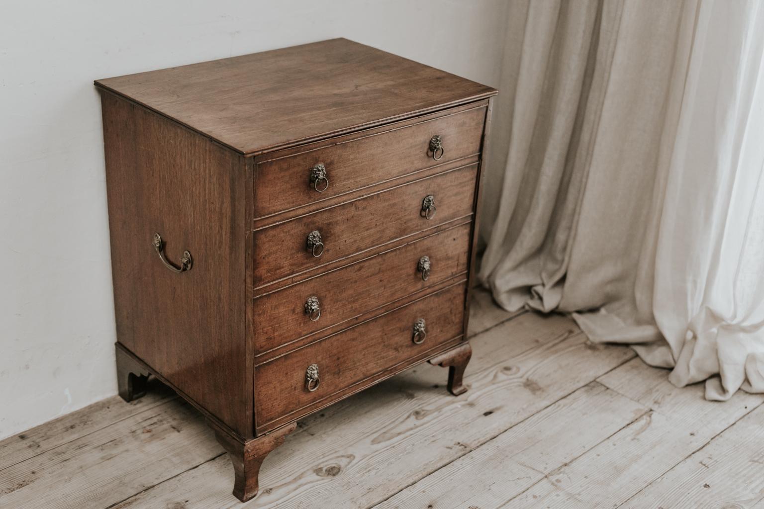 Early 19th Century Mahogany Small Cupboard For Sale 2