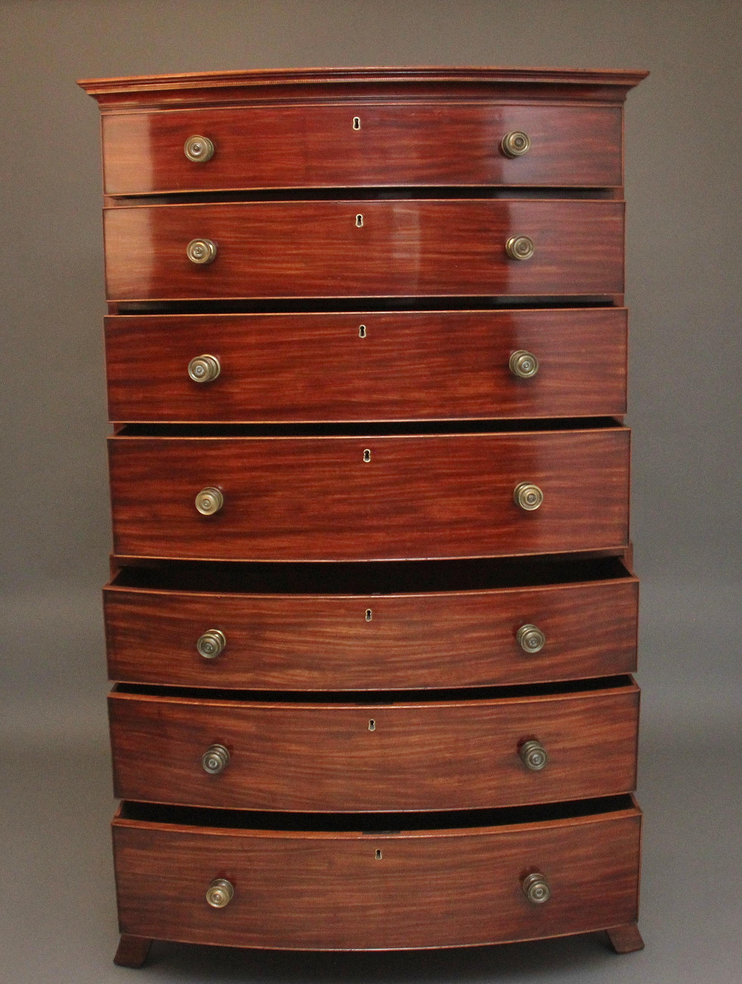 Un raffinato cassettone di inizio Ottocento in mogano, con cornice modanata che sovrasta sette cassetti graduati rivestiti in cedro con maniglie e scure originali in ottone tornito, con bordo inferiore modanato e piedi strombati.  Colore fantastico