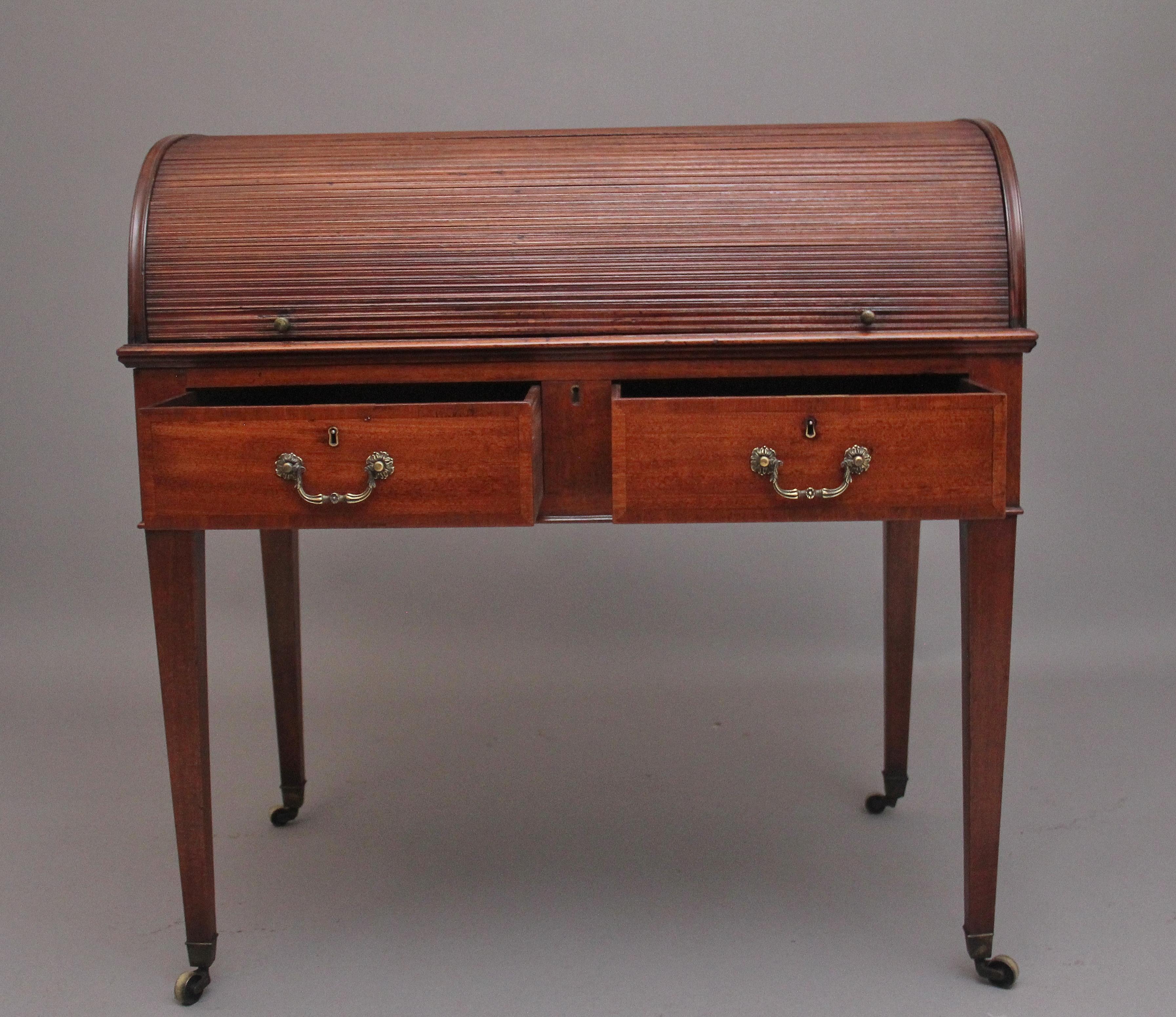 Scrivania a tamburo in mogano dell'inizio del XIX secolo, con piano cilindrico a tamburo che si apre per rivelare un interno adatto alla scrittura composto da un armadio centrale con tre cassetti foderati di Oak ai lati e porte concave dell'armadio,