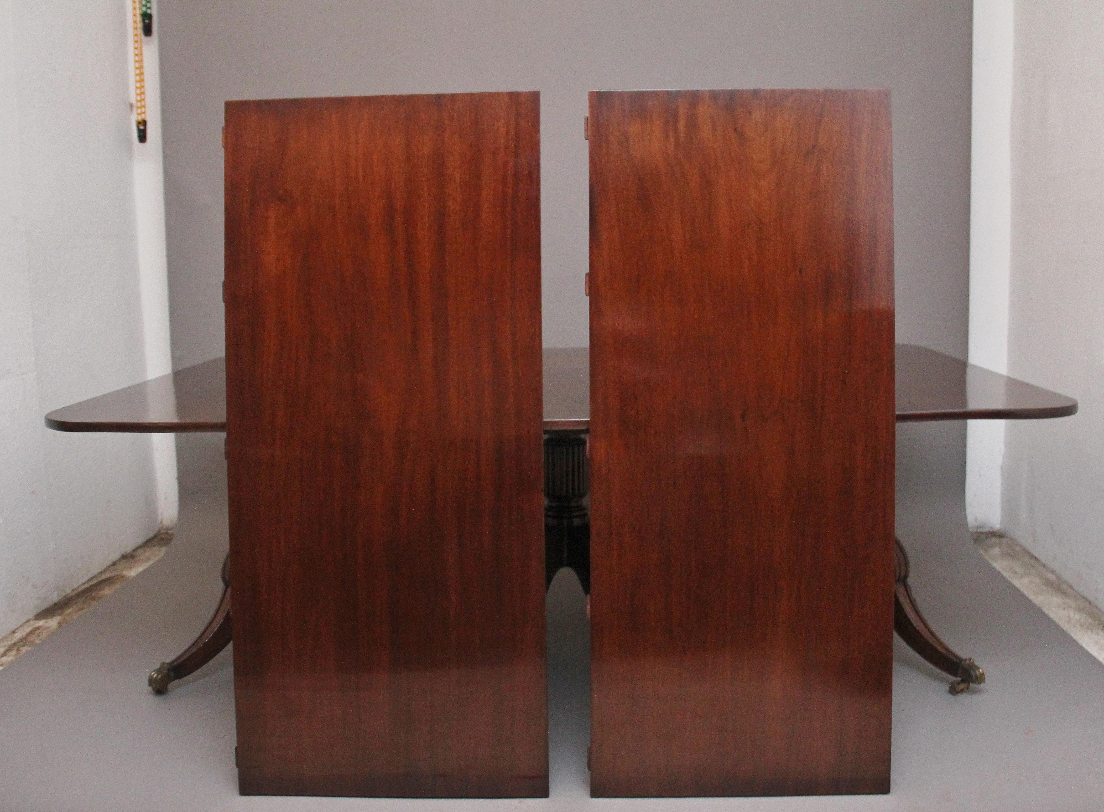 Une grande et impressionnante table de salle à manger à trois pieds en acajou du début du 19e siècle, d'une qualité exceptionnelle, incorporant deux feuilles supplémentaires et présentant un magnifique plateau sculpté reposant sur des colonnes