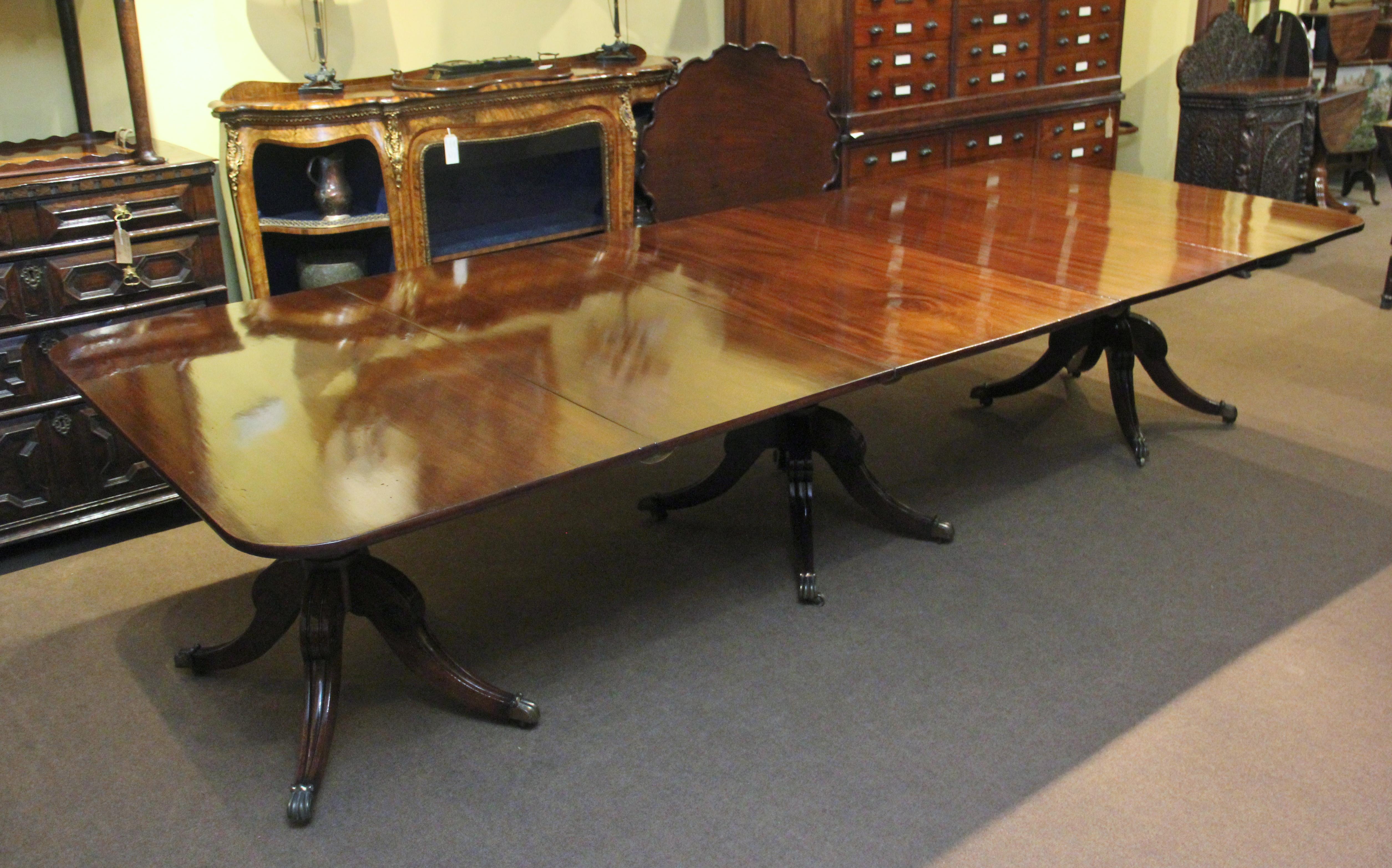 Britannique Table de salle à manger à trois pieds en acajou du début du 19e siècle en vente