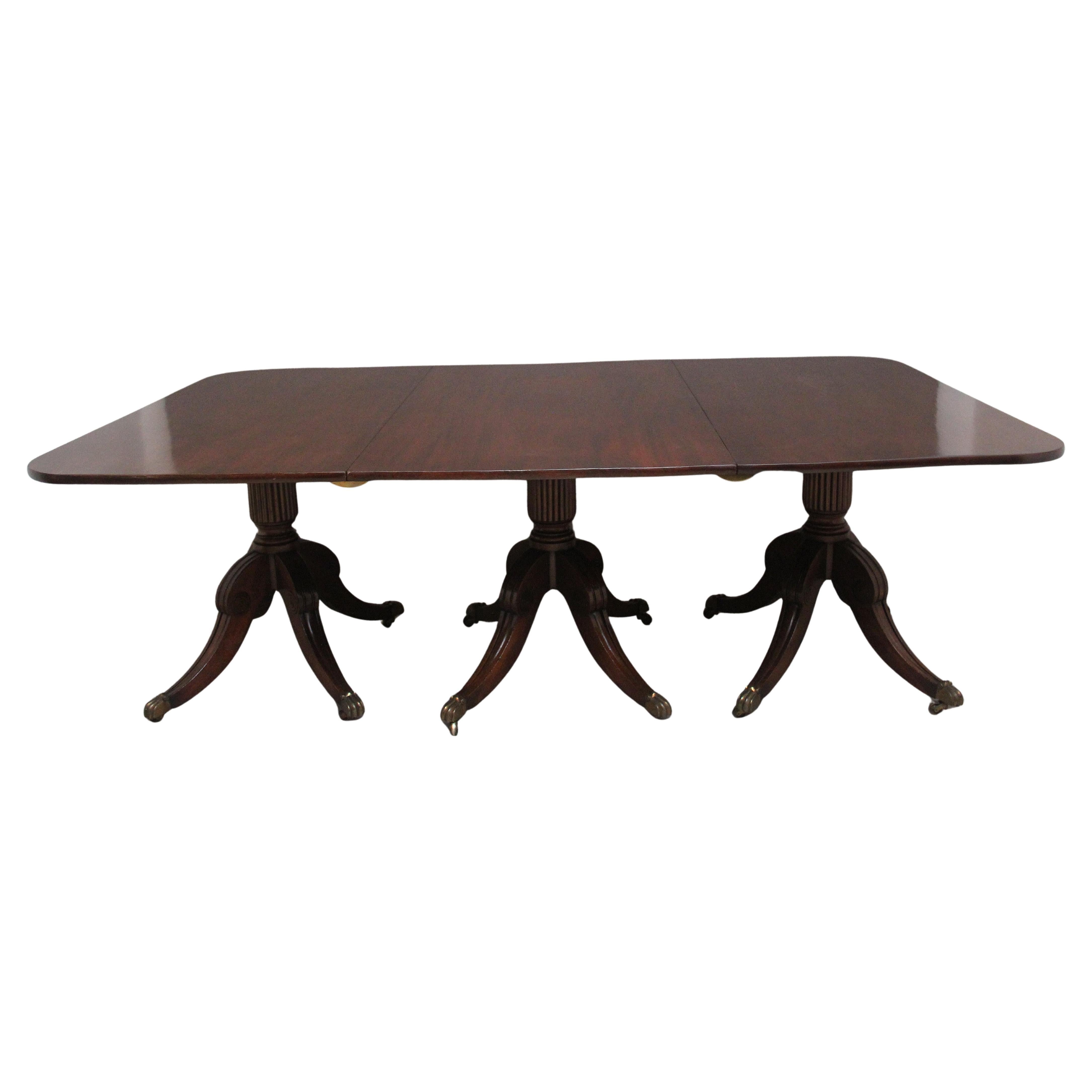 Table de salle à manger à trois pieds en acajou du début du 19e siècle