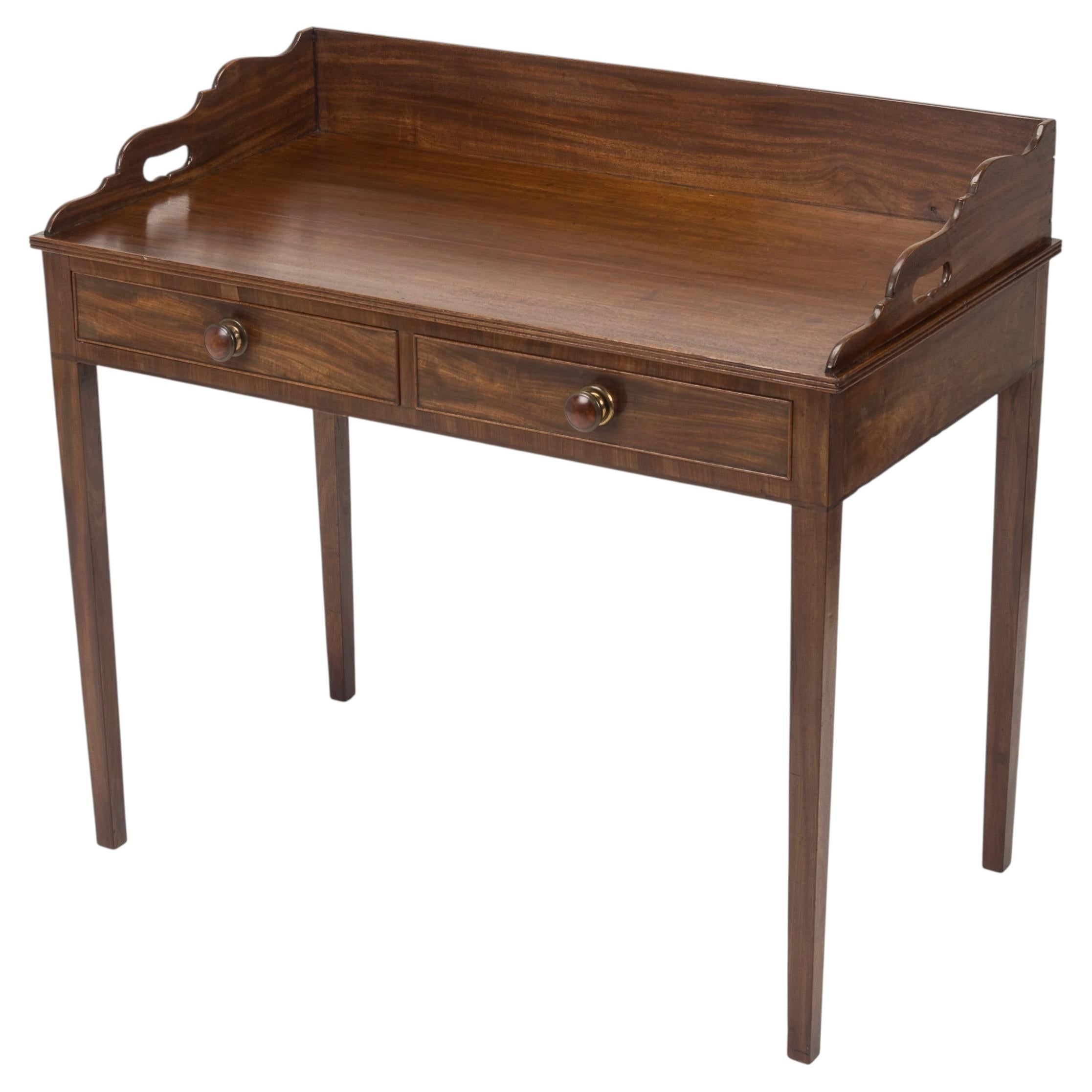 Scrivania con piano a vassoio in mogano dei primi anni del XIX secolo, 1800–1820 circa