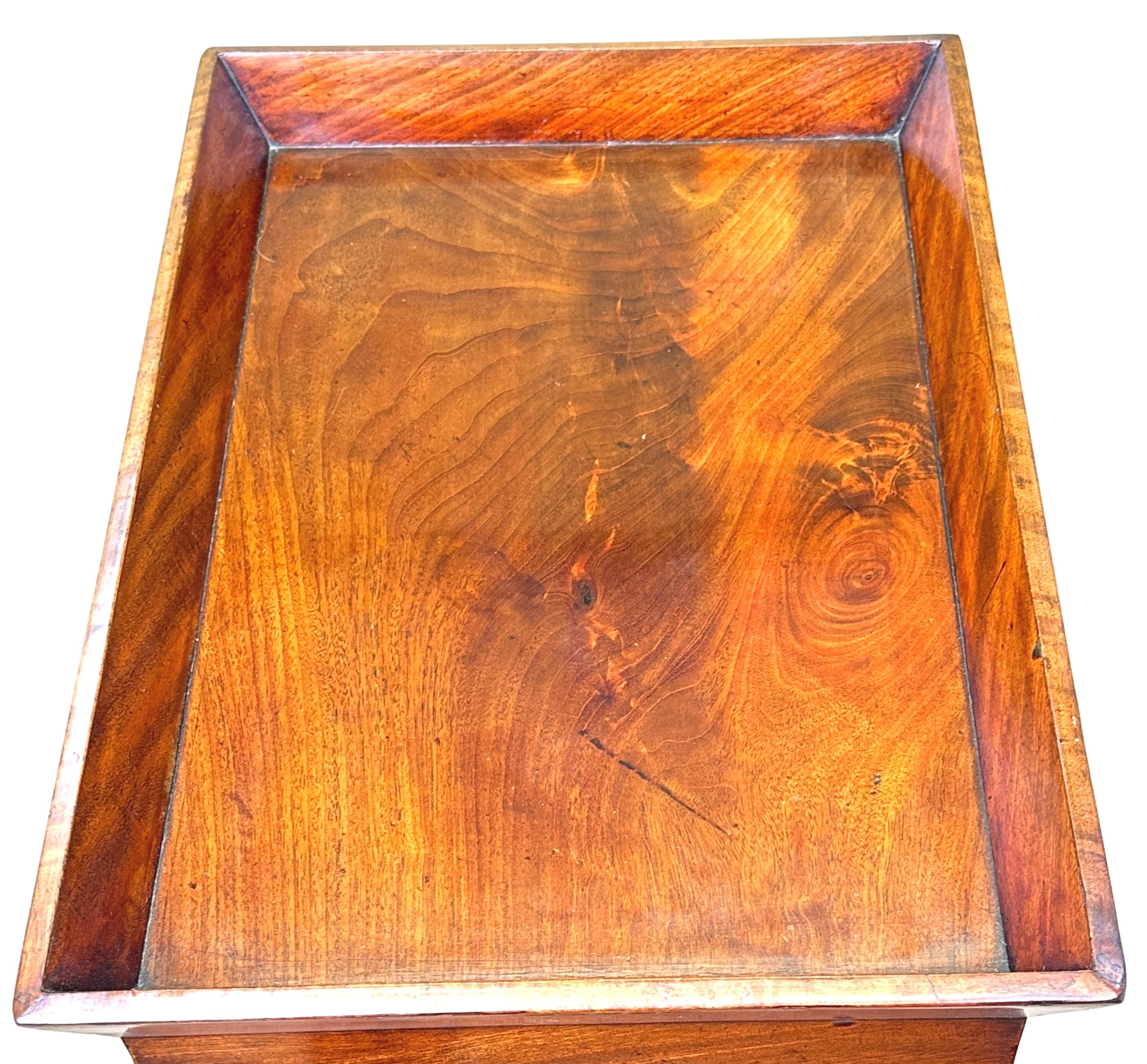 Eine äußerst elegante frühen 19. Jahrhundert, Französisch Empire-Periode, Mahagoni Tricoteuse Typ Occasional Tisch, mit extrem gut figürliche rechteckige Galleried Top, über eine Schublade zum Fries mit späteren Messingknöpfe, auf elegante Leier