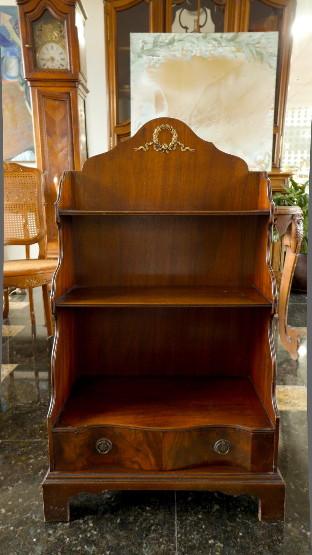 English Early 19th Century Mahogany Waterfall Bookcase with Three Shelves For Sale