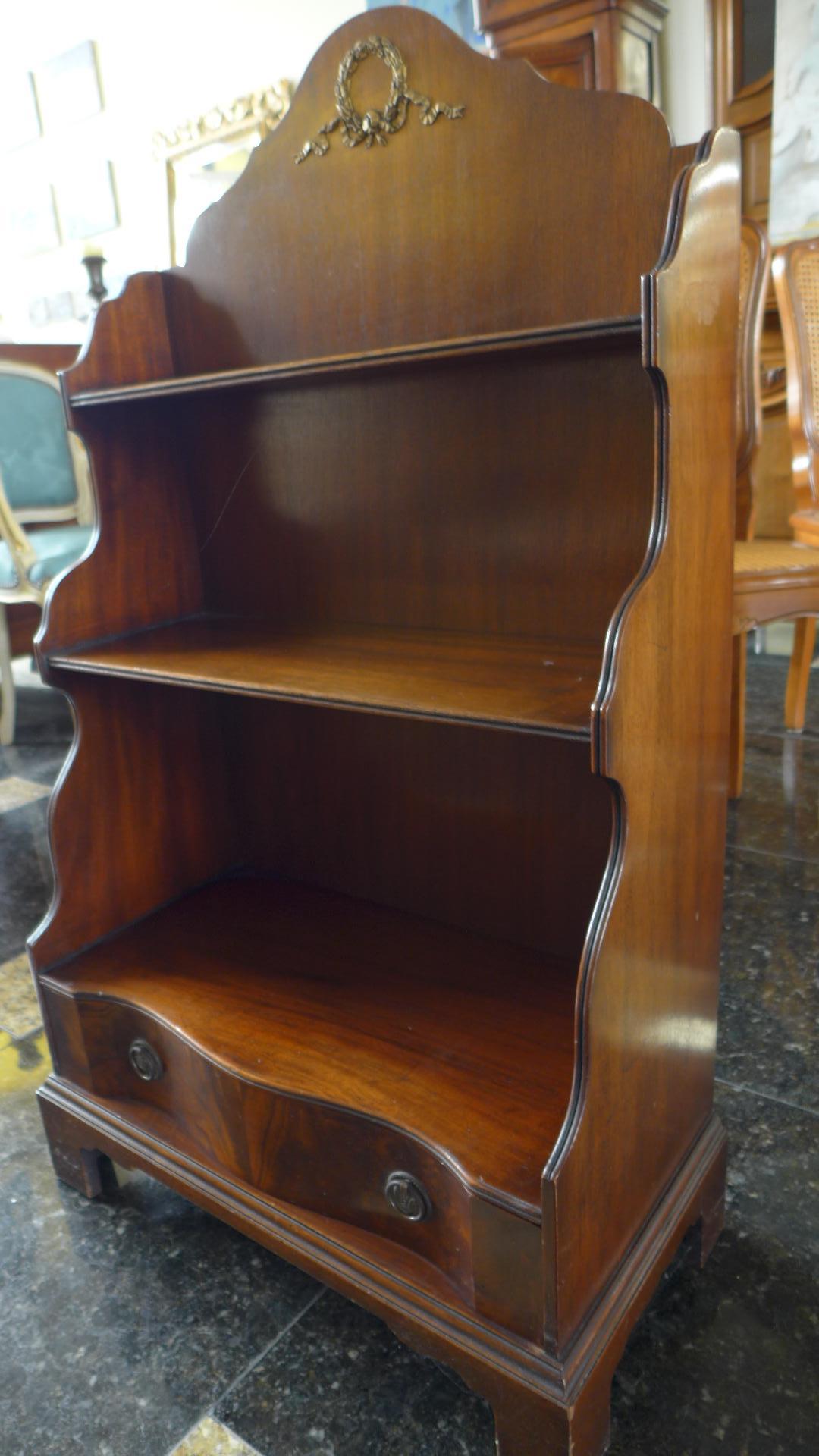 Early 19th Century Mahogany Waterfall Bookcase with Three Shelves In Good Condition For Sale In Sofia, BG