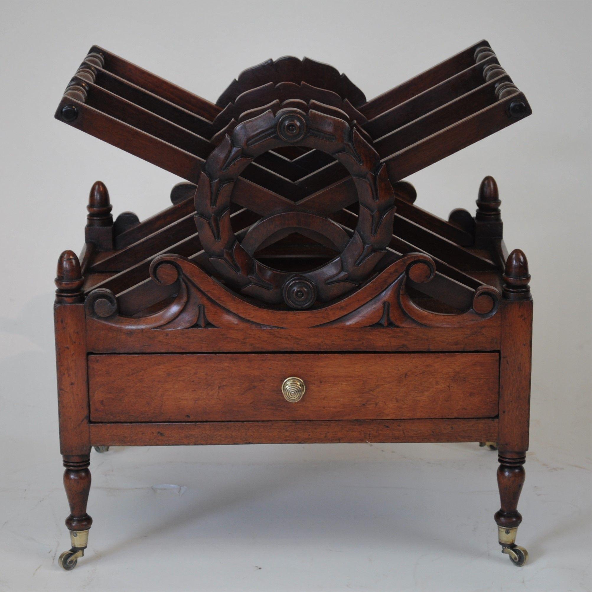 Anglais Canterbury du début du XIXe siècle en acajou sculpté en forme de couronne en vente
