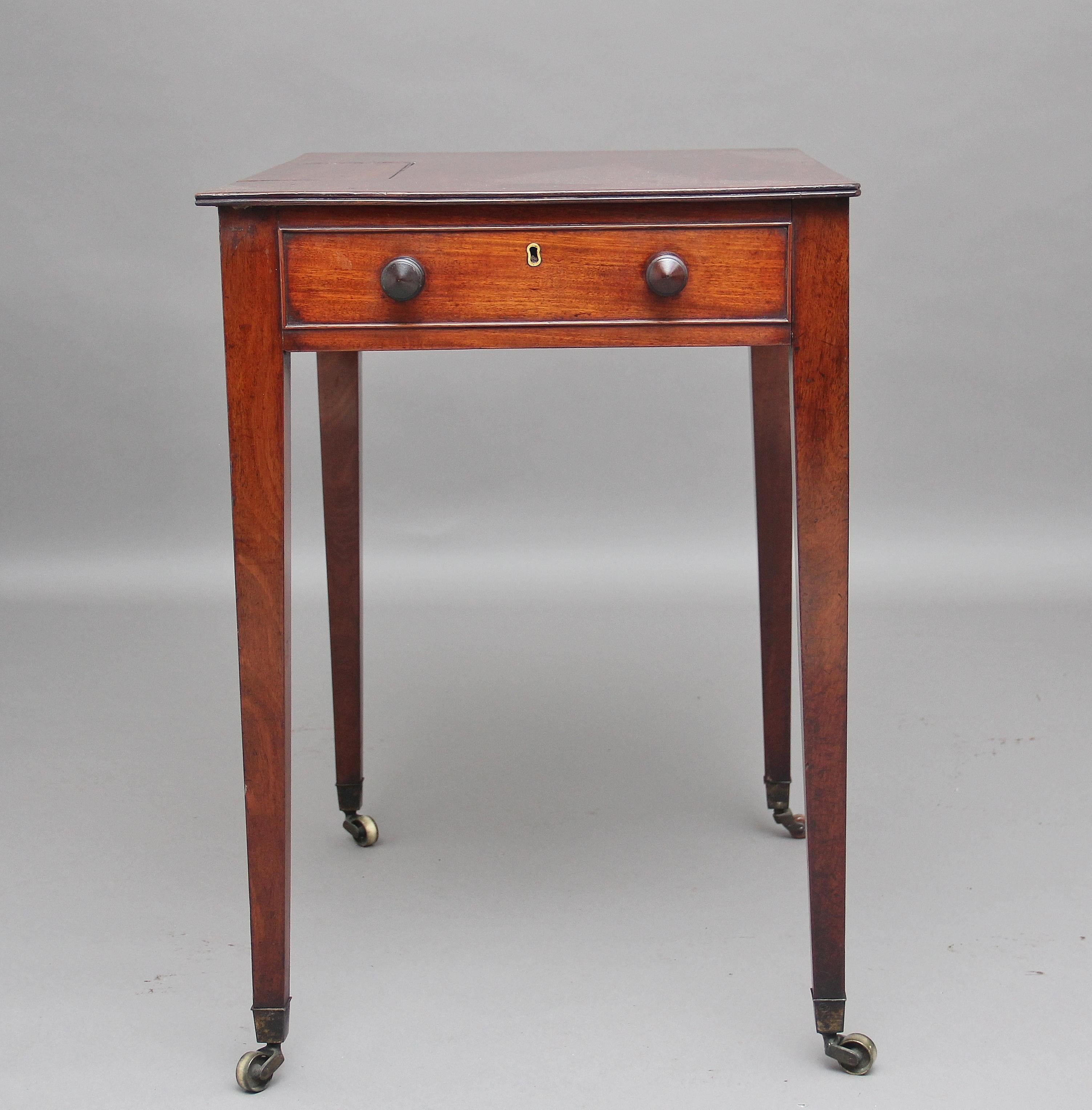 Mahagoni-Schreibtisch aus dem frühen 19. Jahrhundert (Frühes 19. Jahrhundert) im Angebot