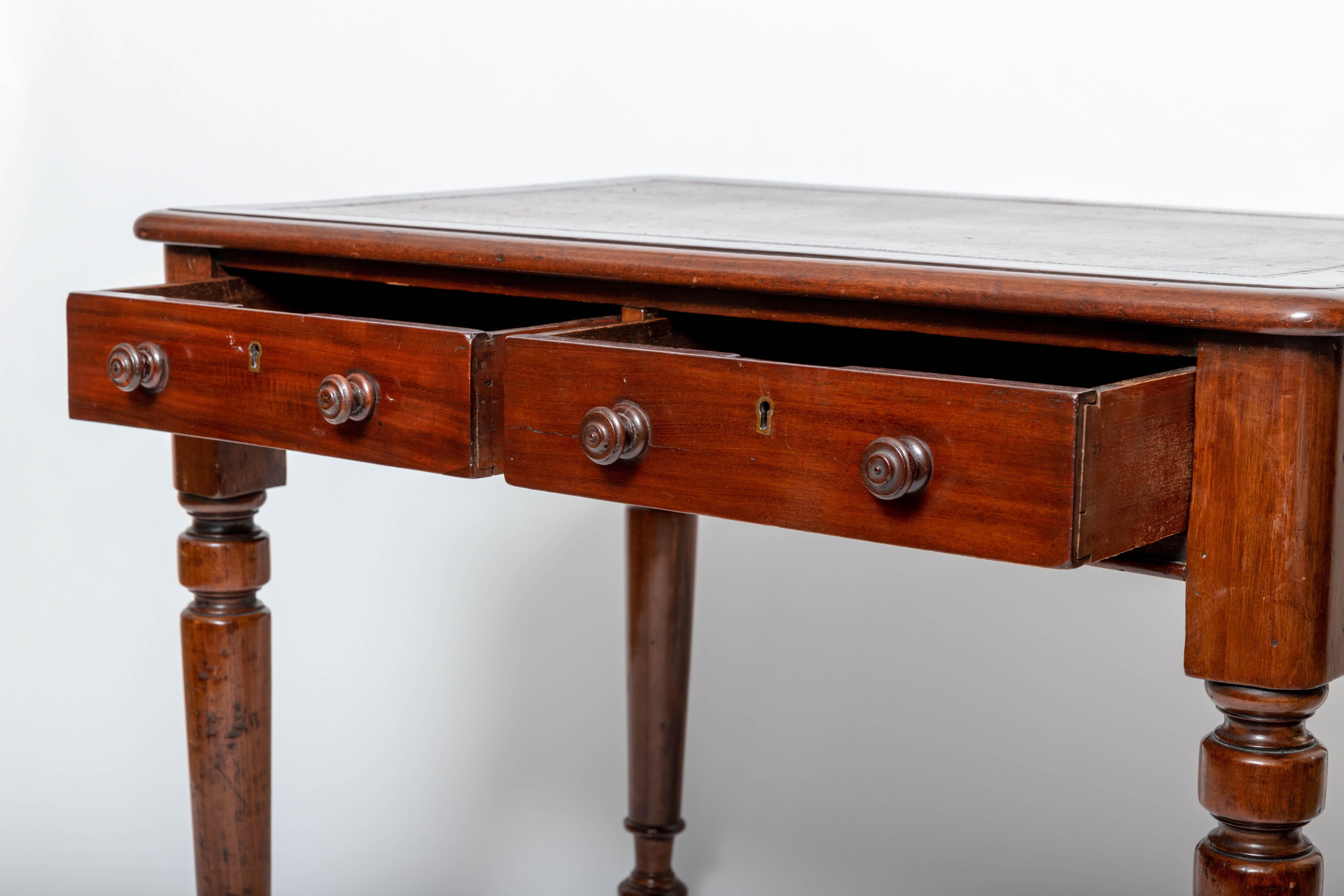 Early 19th Century Mahogany Writing Table For Sale 1