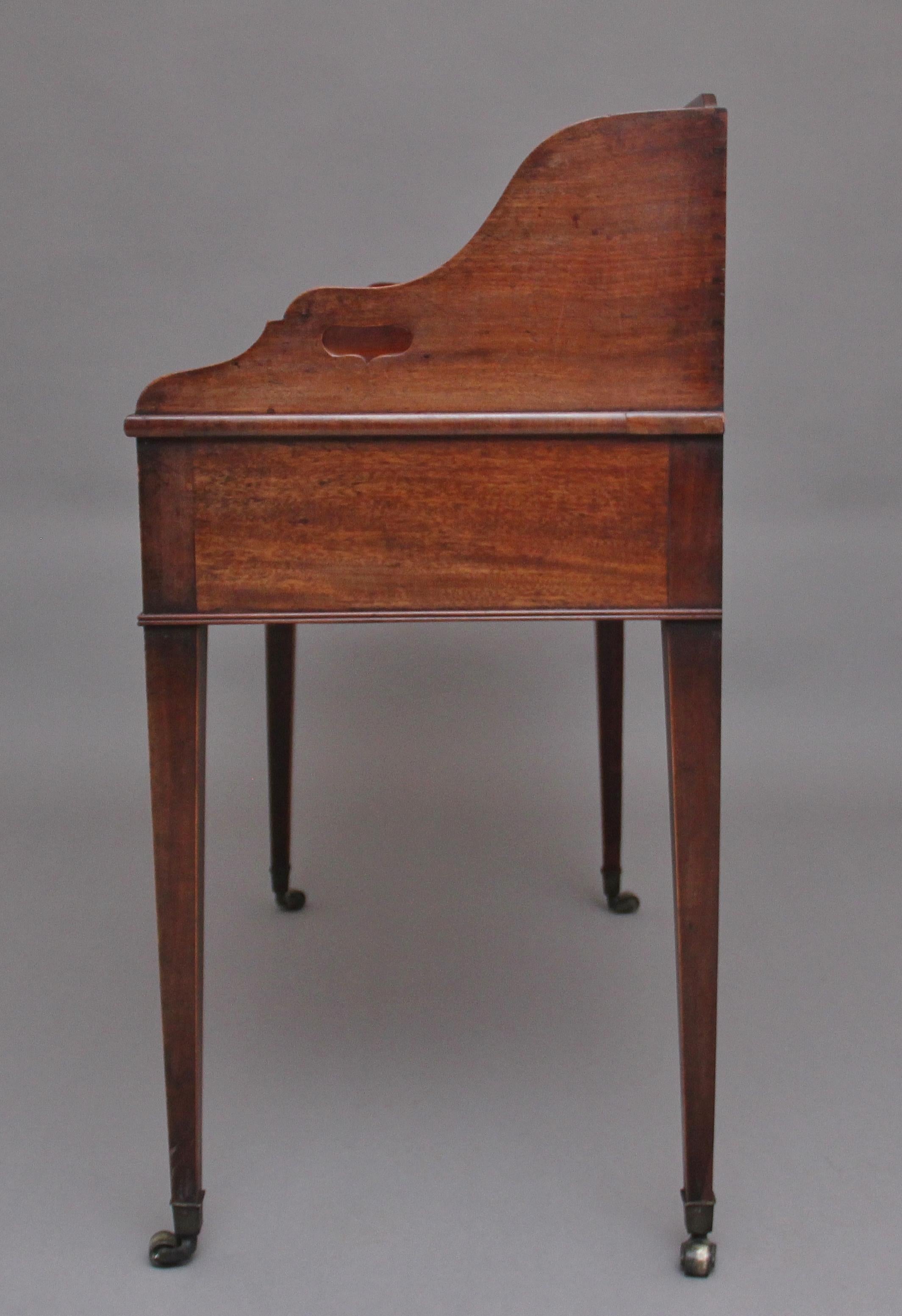 Früher Mahagoni-Schreibtisch des 19. Jahrhunderts im Angebot 2
