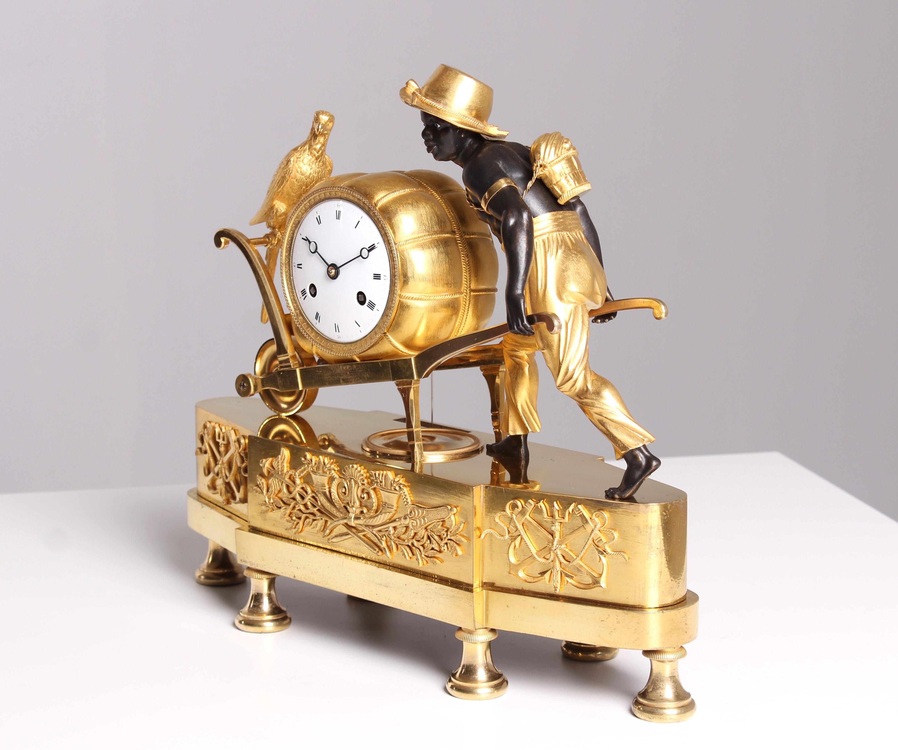 Français Horloge de cheminée du début du XIXe siècle, bronze doré, Paris vers 1810 en vente