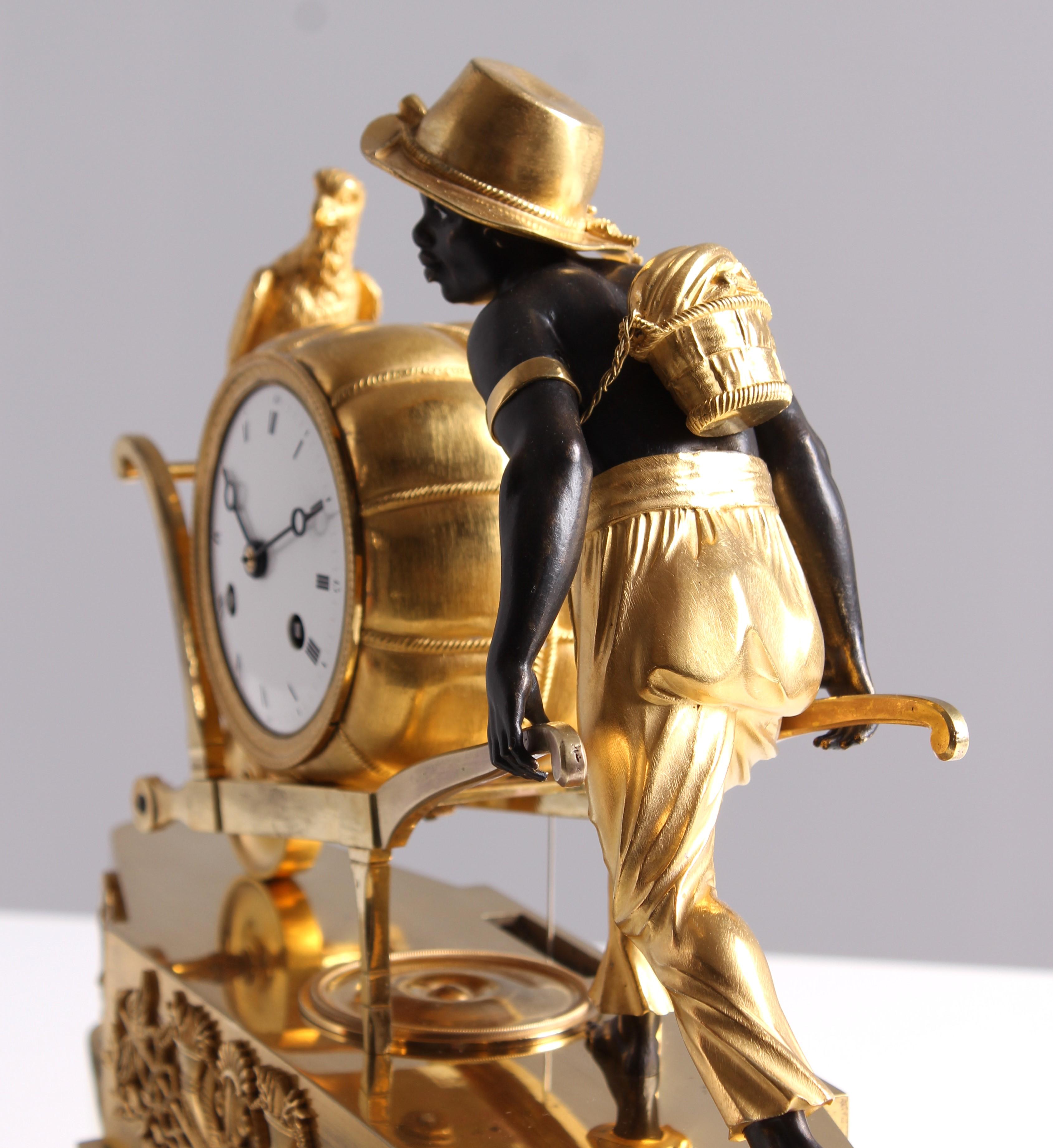 Doré Horloge de cheminée du début du XIXe siècle, bronze doré, Paris vers 1810 en vente