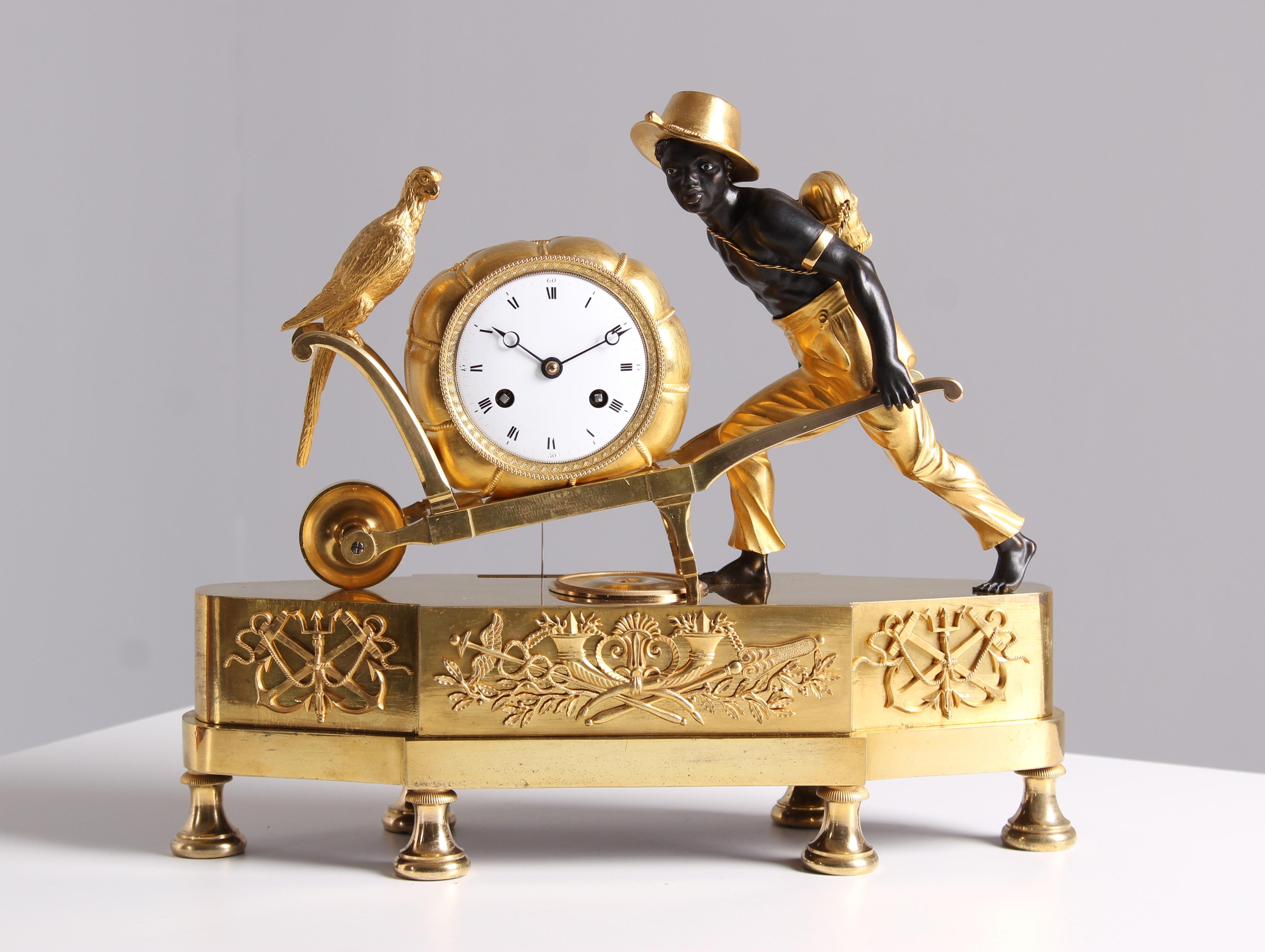 Horloge de cheminée du début du XIXe siècle, bronze doré, Paris vers 1810 Bon état - En vente à Greven, DE