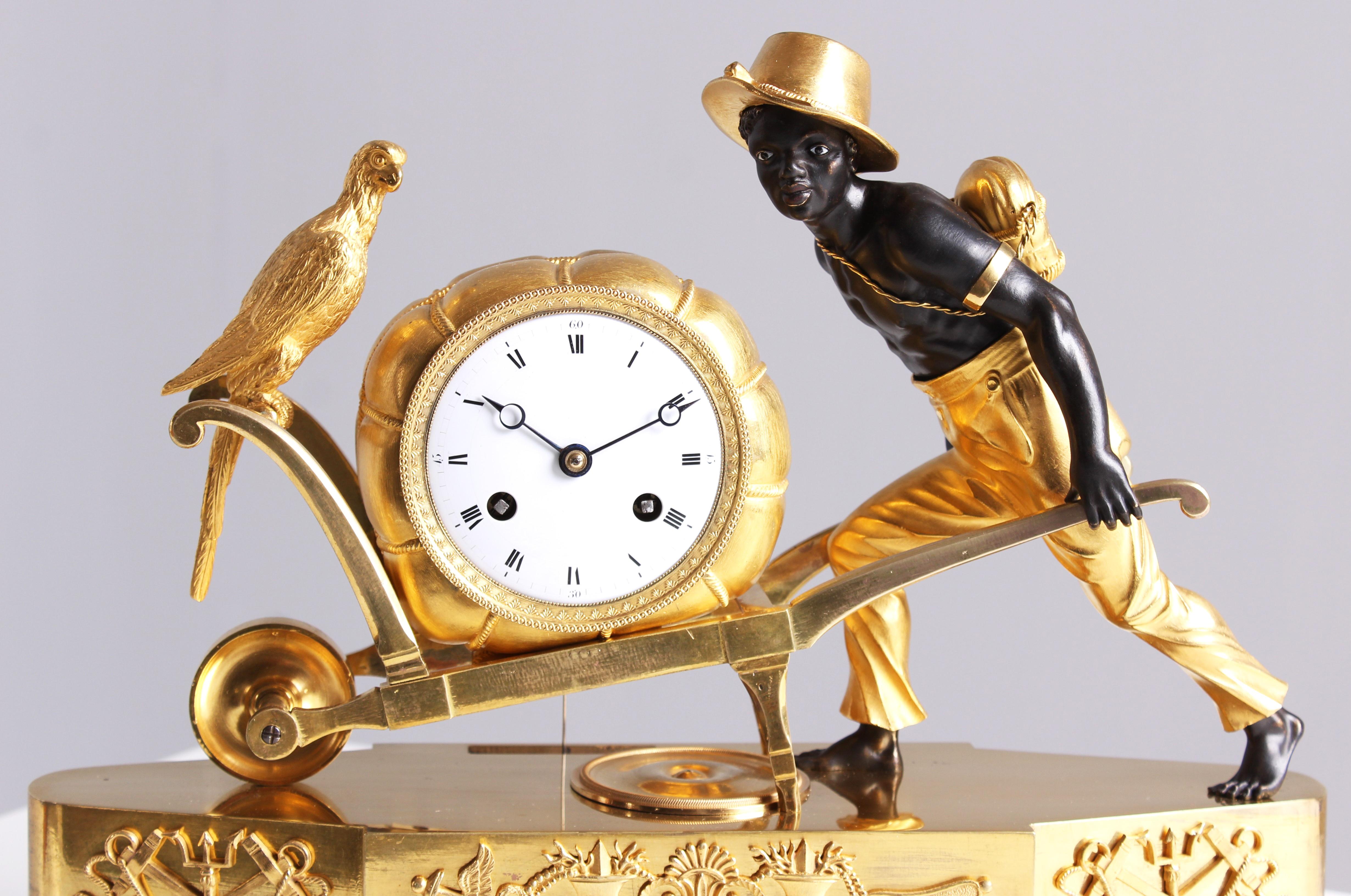 Bronze Horloge de cheminée du début du XIXe siècle, bronze doré, Paris vers 1810 en vente