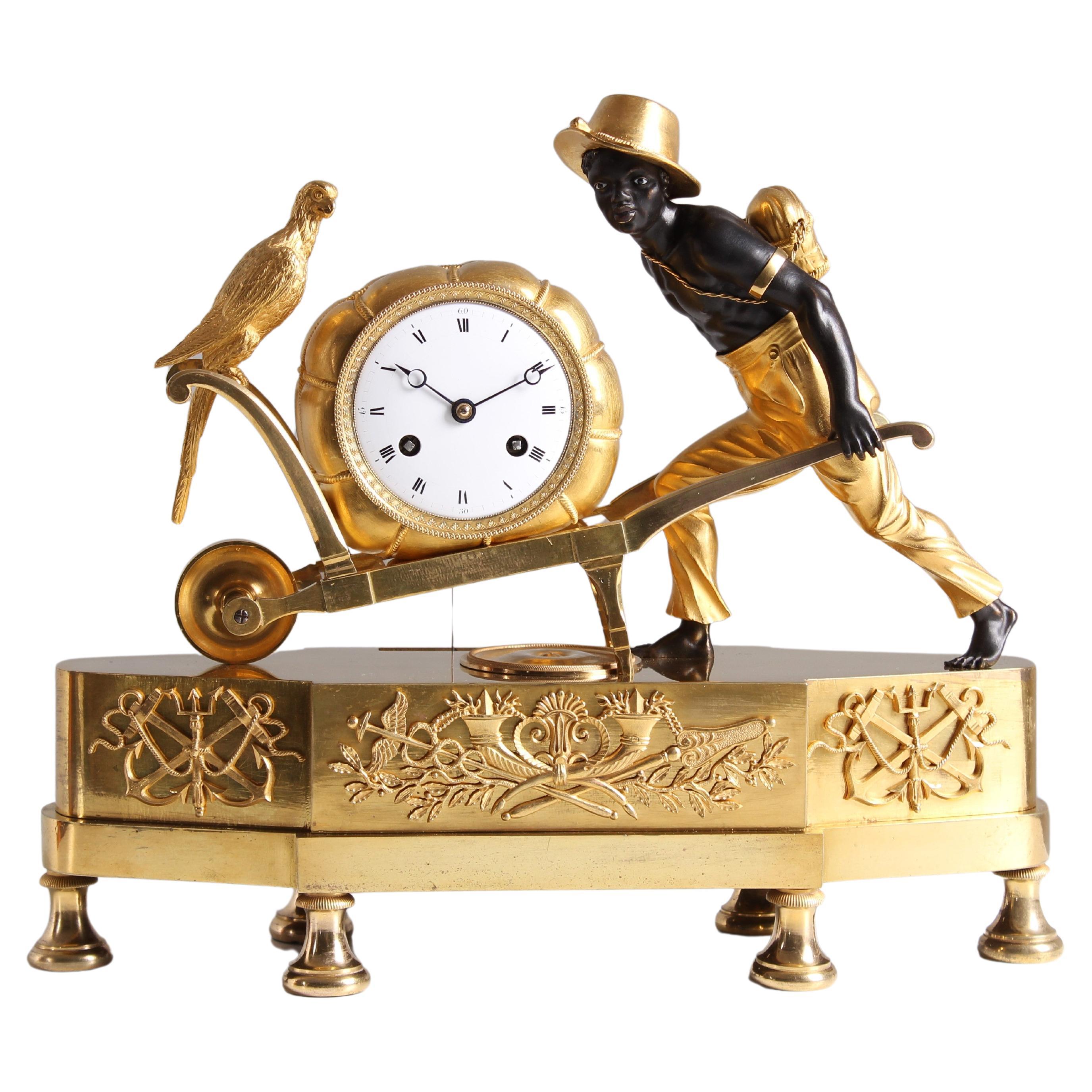 Horloge de cheminée du début du XIXe siècle, bronze doré, Paris vers 1810 en vente