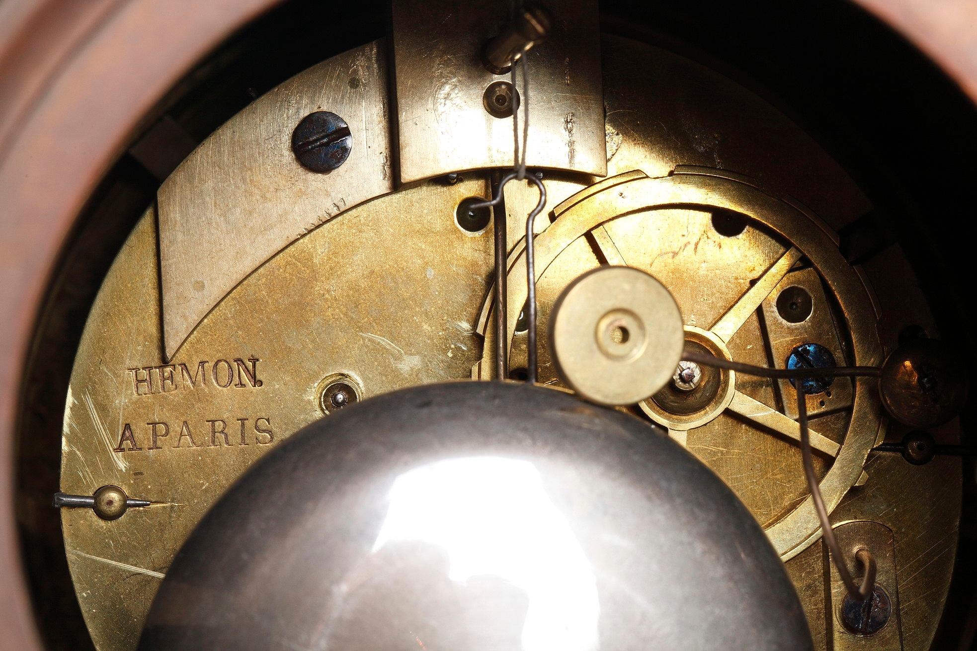 Horloge en marbre du début du 19e siècle, lecture de Cupidon par Ledure et Hémon en vente 11