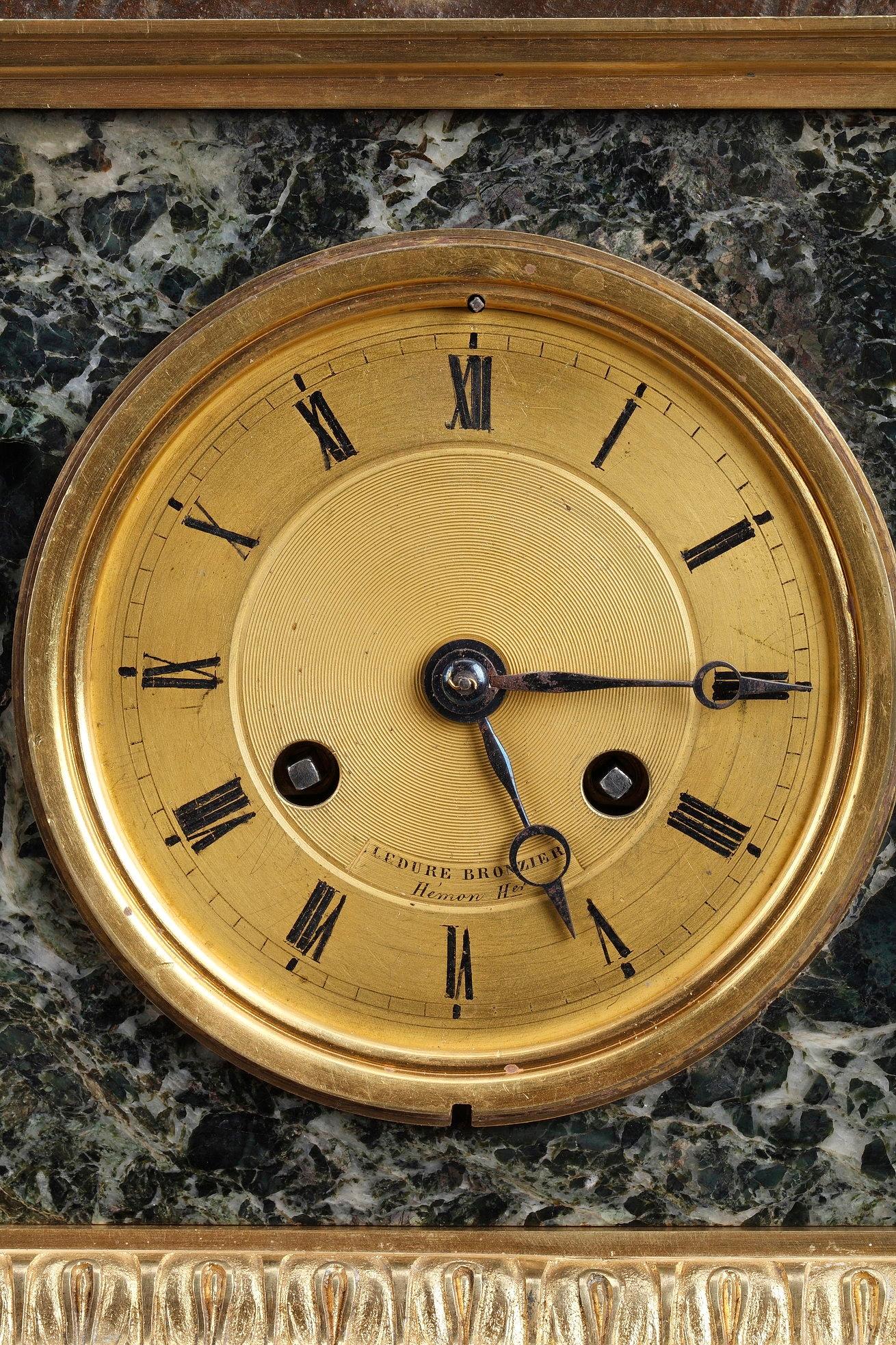 Doré Horloge en marbre du début du 19e siècle, lecture de Cupidon par Ledure et Hémon en vente