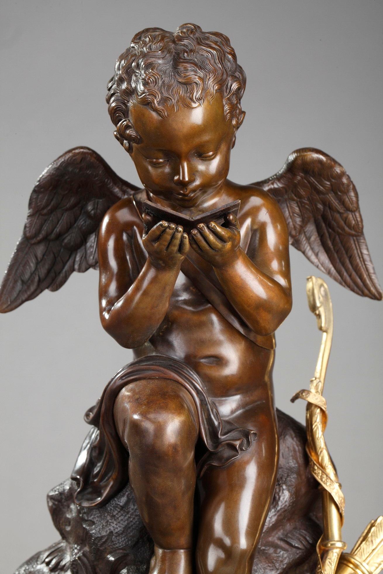 Doré Horloge en marbre du début du 19e siècle, lecture de Cupidon par Ledure et Hémon en vente