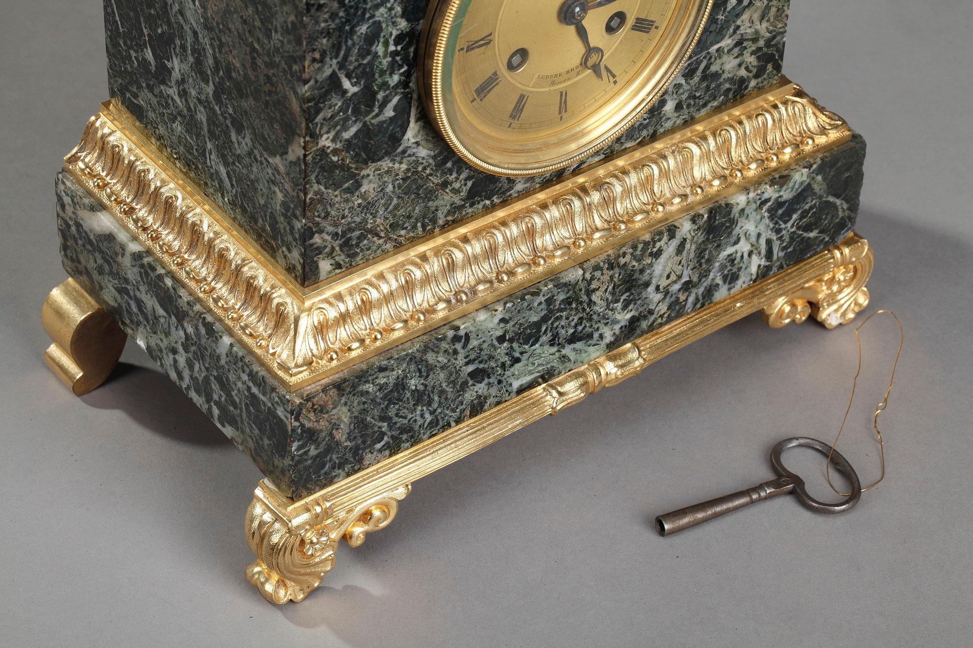 Bronze Horloge en marbre du début du 19e siècle, lecture de Cupidon par Ledure et Hémon en vente
