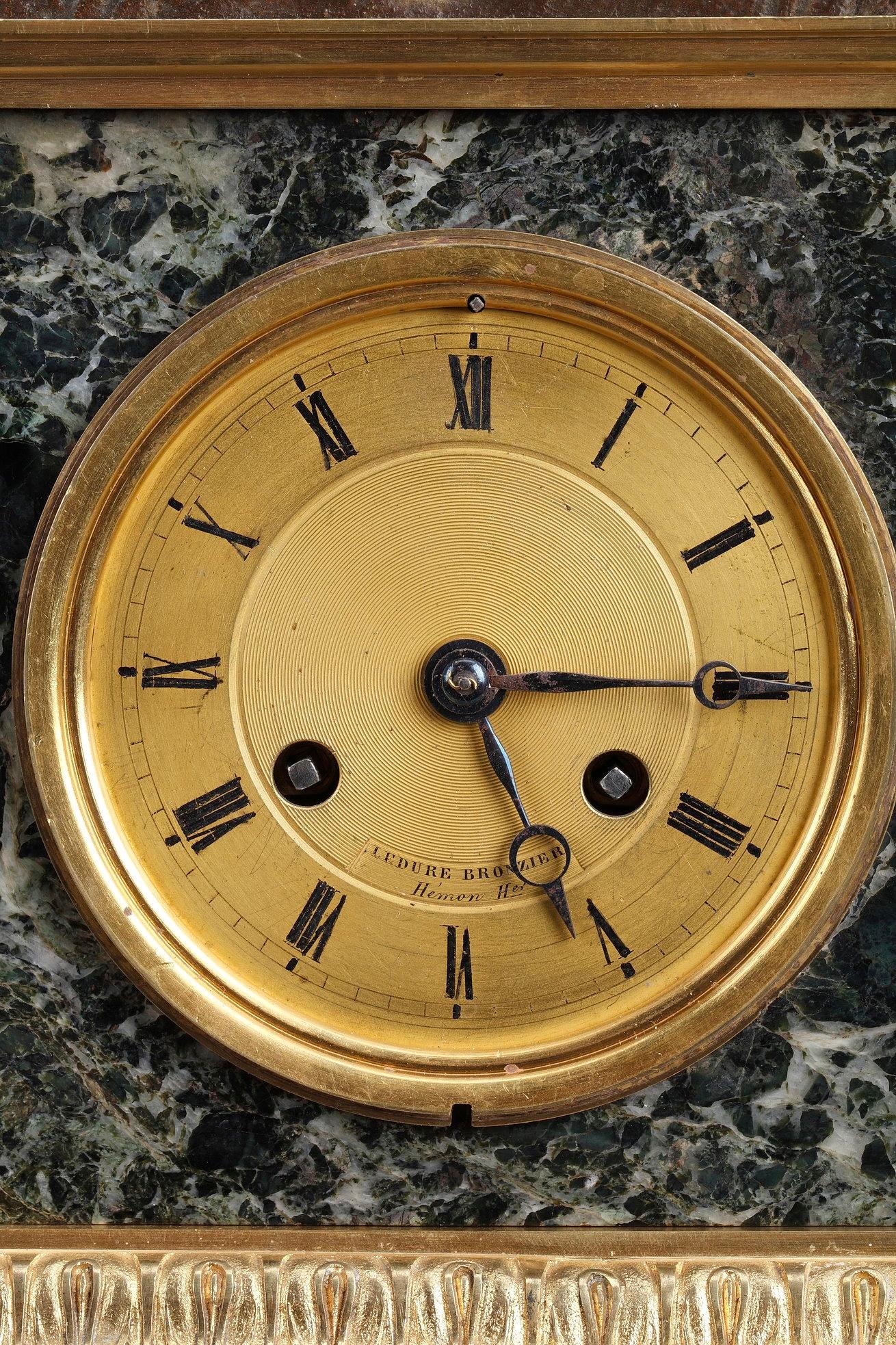 Marbre Horloge en marbre du début du 19e siècle, lecture de Cupidon par Ledure et Hémon en vente
