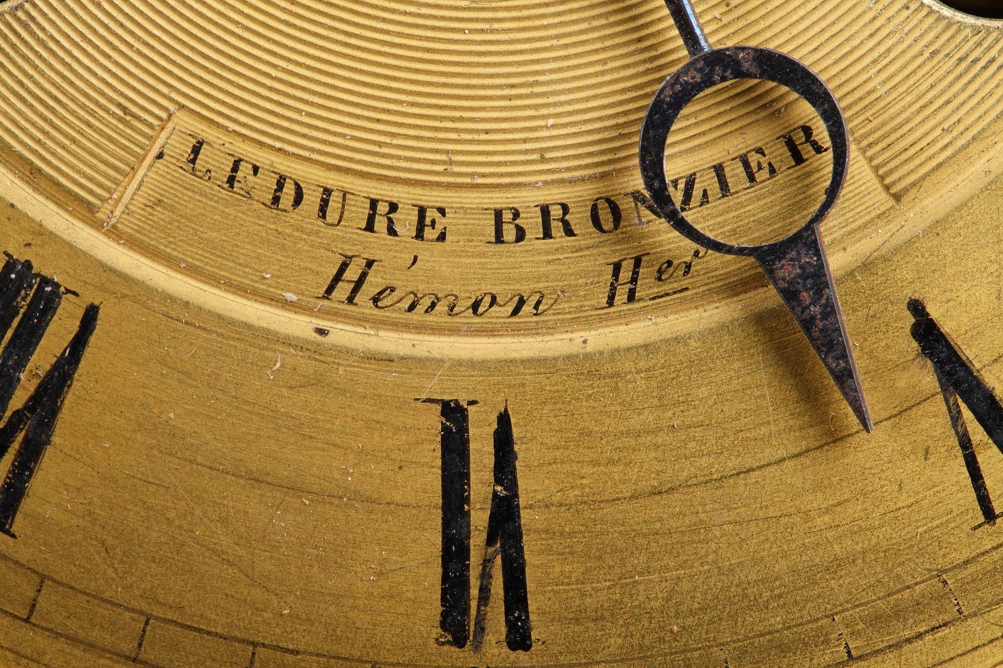Horloge en marbre du début du 19e siècle, lecture de Cupidon par Ledure et Hémon en vente 1