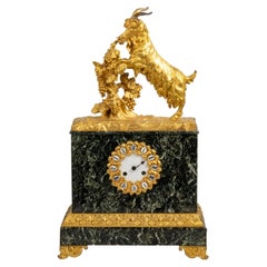 Début du 19ème siècle, horloge de cheminée en marbre et bronze doré avec chèvre