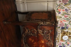 Commode française en marqueterie et parqueterie du début du 19e siècle, avec montures en ormalu.