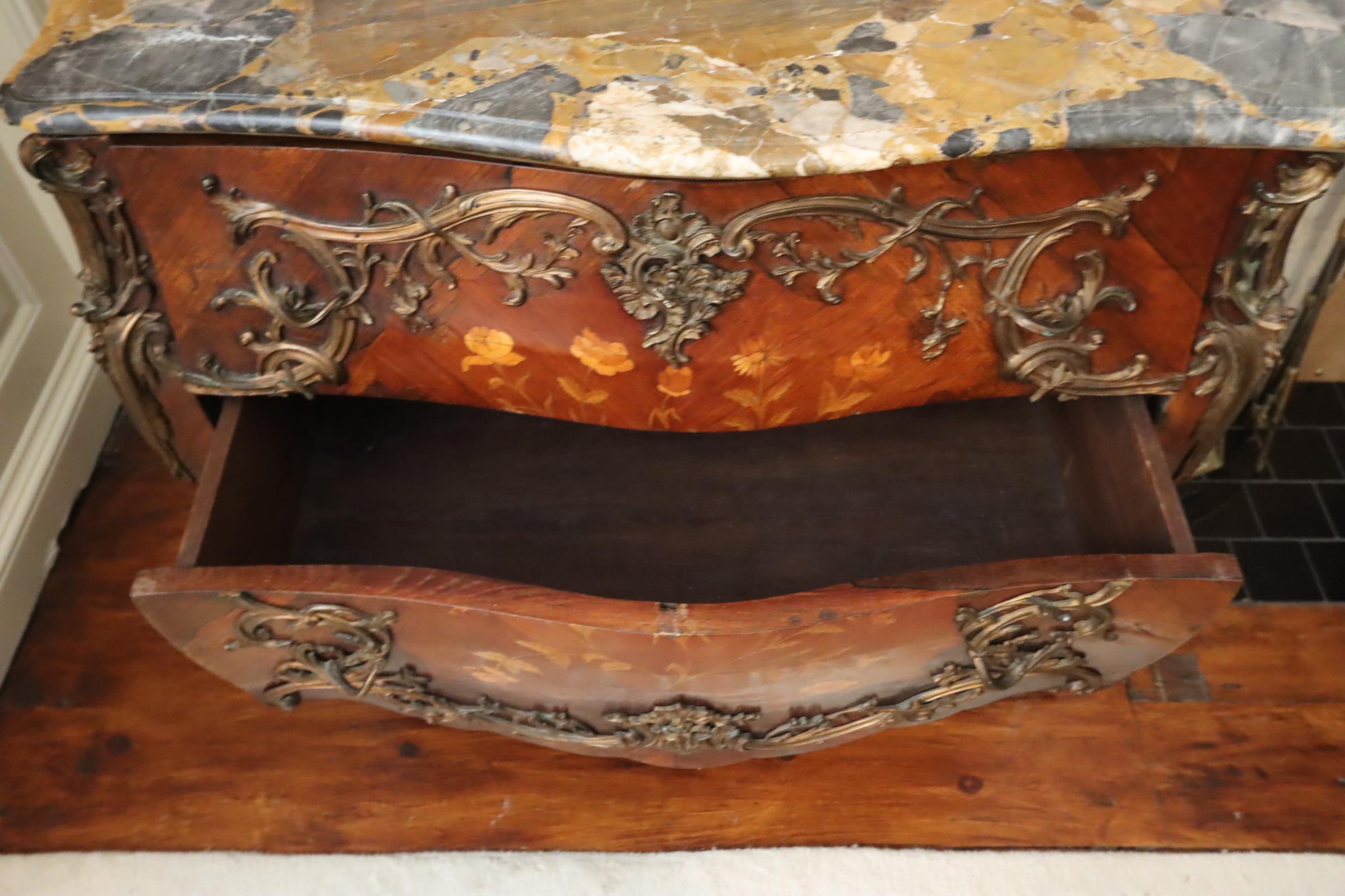 Early 19th Century marquetry and Parquetry French Commode, with Ormalu Mounts. For Sale 1