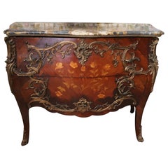 Commode française en marqueterie et parqueterie du début du 19e siècle, avec montures en ormalu.