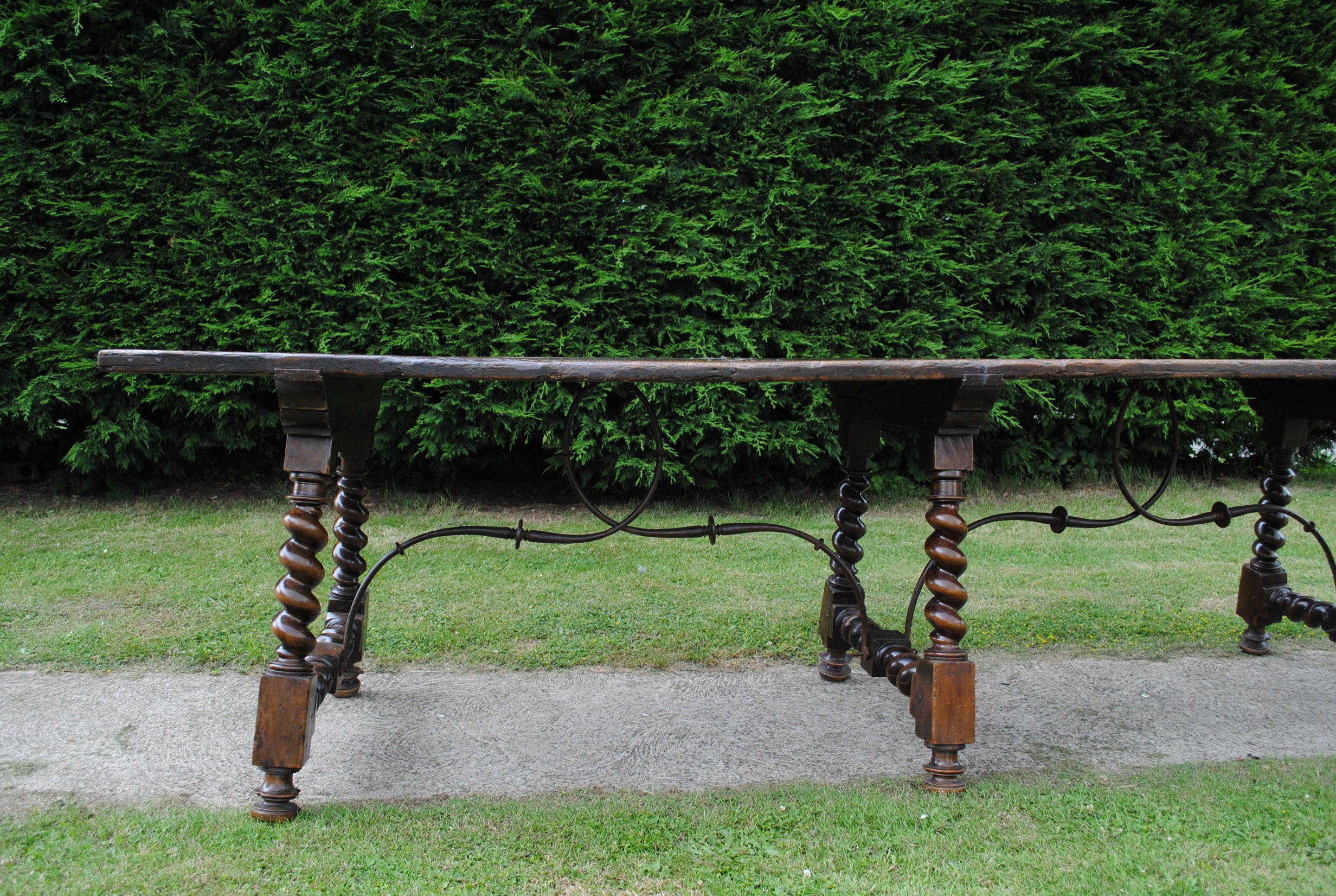 Early 19th Century Massive Spanish Walnut Table In Good Condition In Lincolnshire, GB