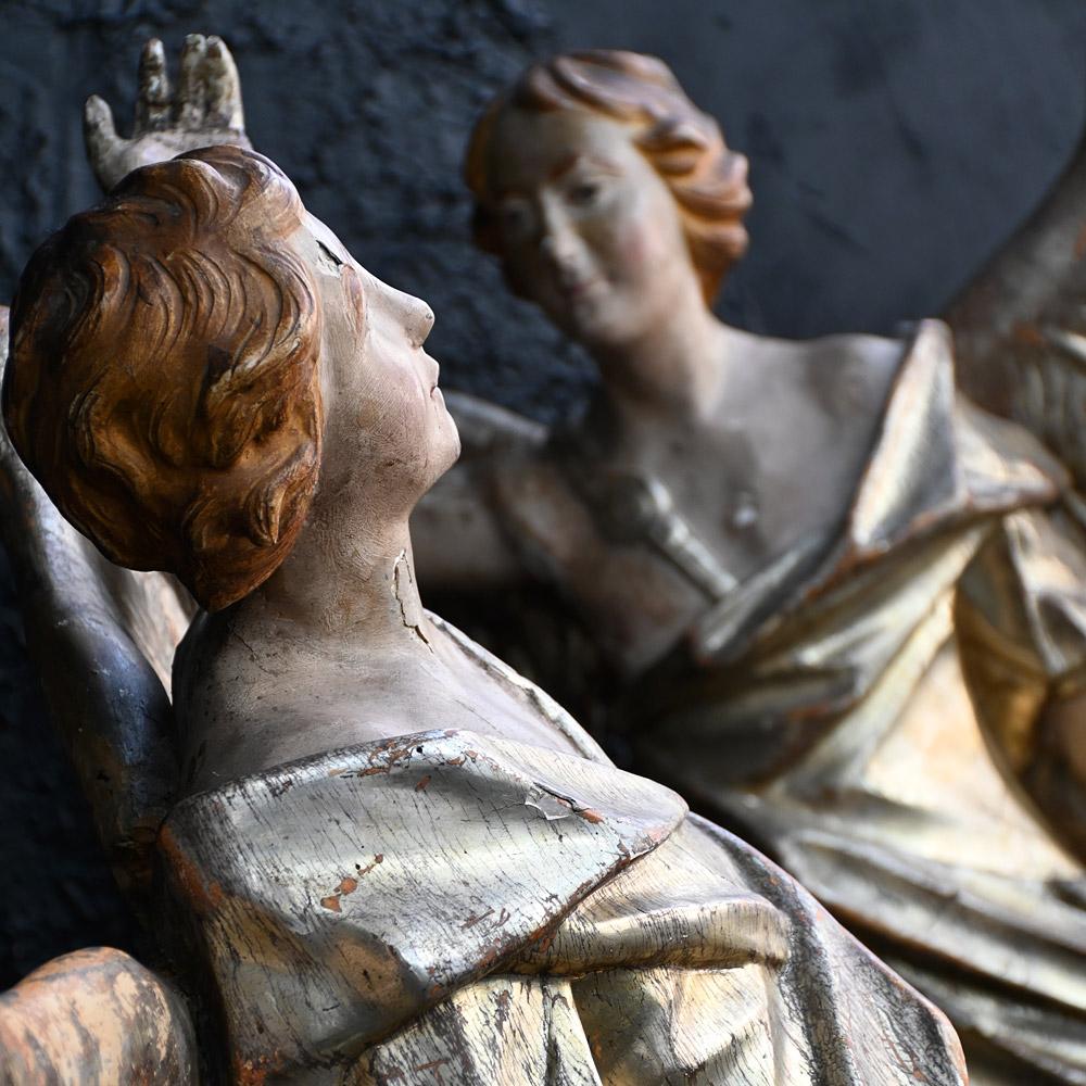 Paire assortie de statues d'anges sculptées à la main au début du 19e siècle  en vente 3