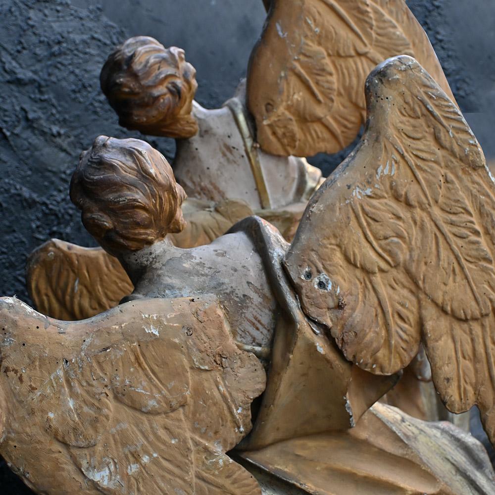 Paire assortie de statues d'anges sculptées à la main au début du 19e siècle  en vente 4