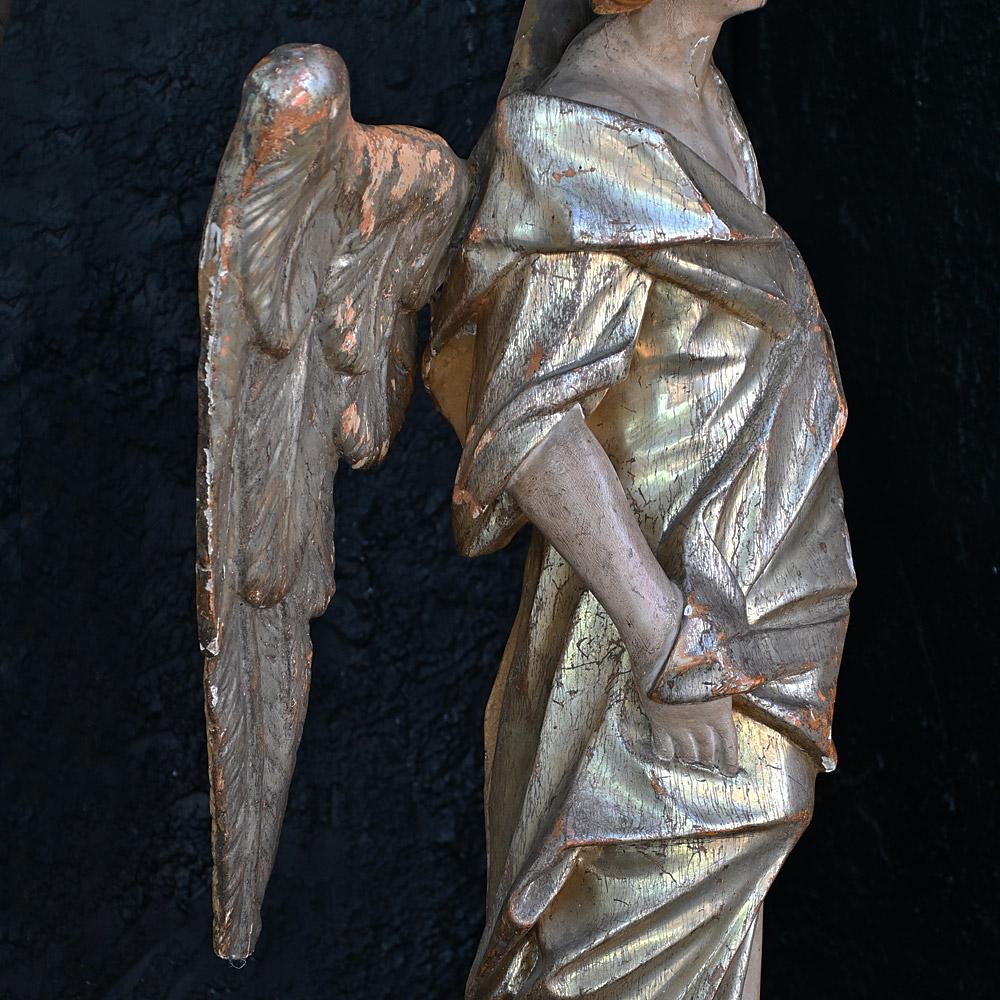Paire assortie de statues d'anges sculptées à la main au début du 19e siècle 

Paire de figurines d'anges ailées, sculptées à la main, datant de la fin du XVIIIe siècle et du début du XIXe siècle. Peint en polychromie sur gesso et constitué de fines
