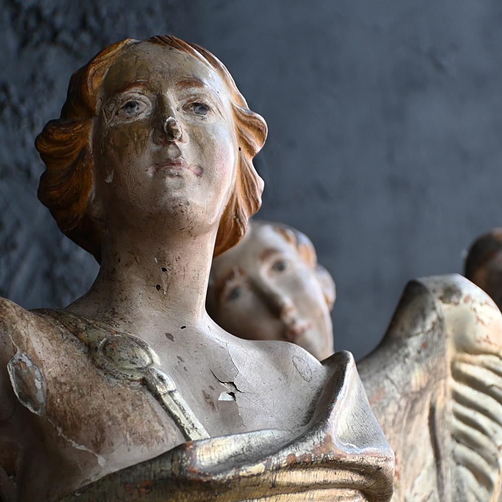 Inconnu Paire assortie de statues d'anges sculptées à la main au début du 19e siècle  en vente